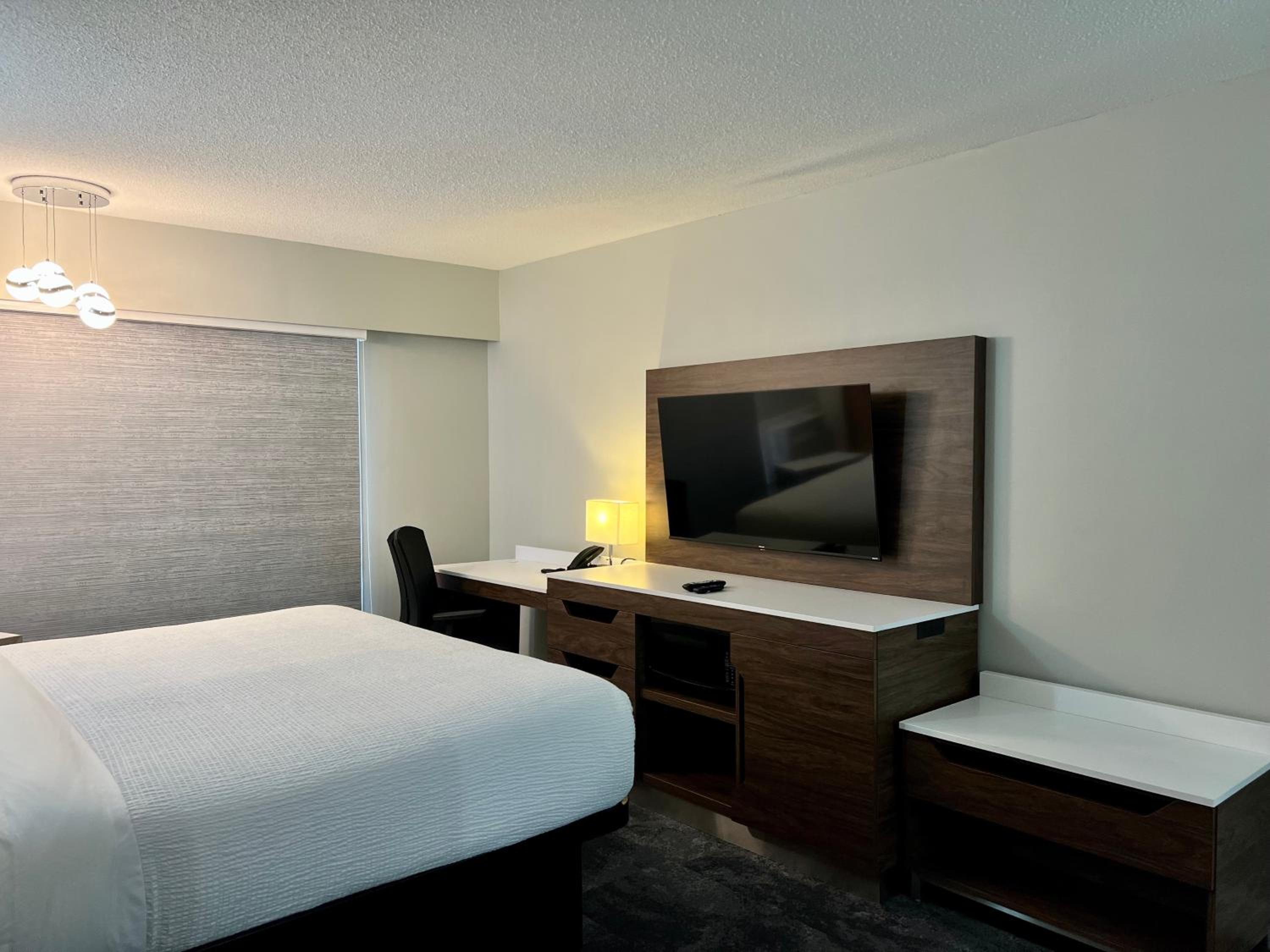 King Room - Non-Smoking - Photo 3