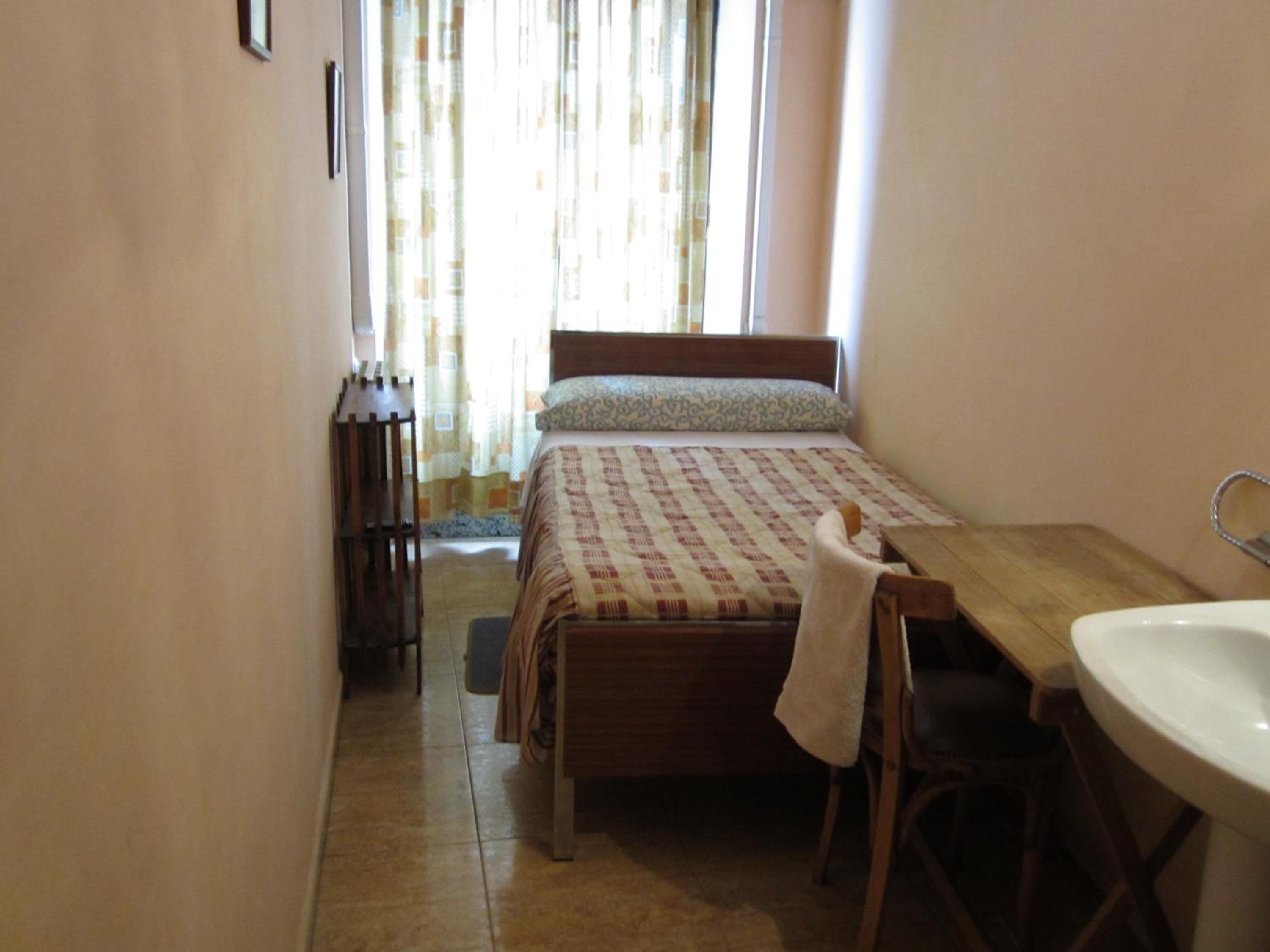 Single Room with Shared Bathroom photo 3