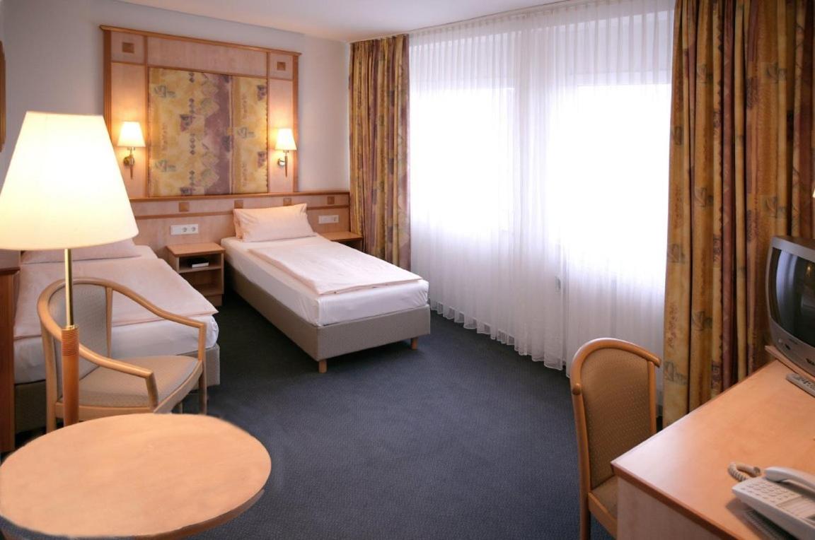Twin Room - Photo 5