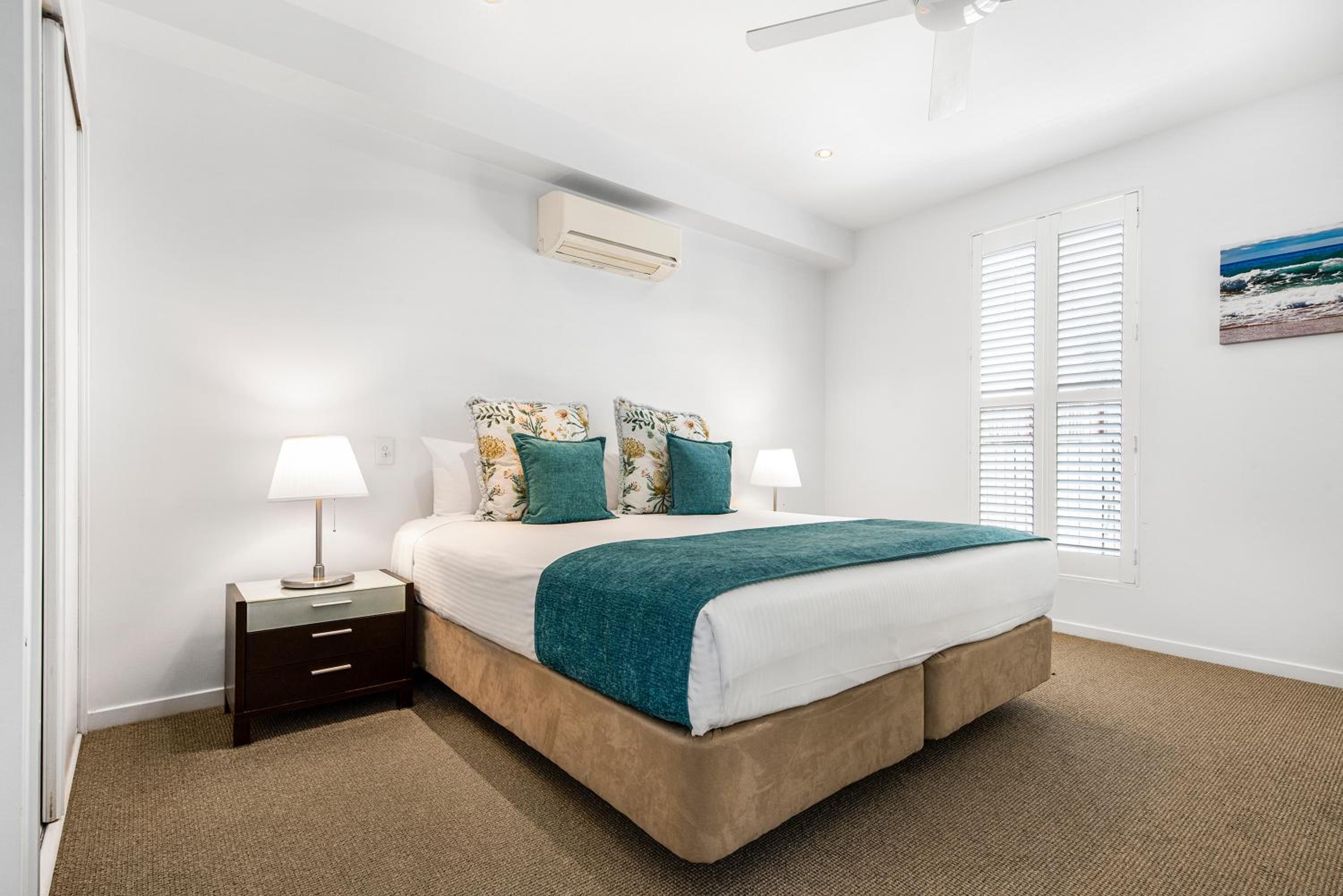 One-Bedroom Apartment with Water View - Photo 3