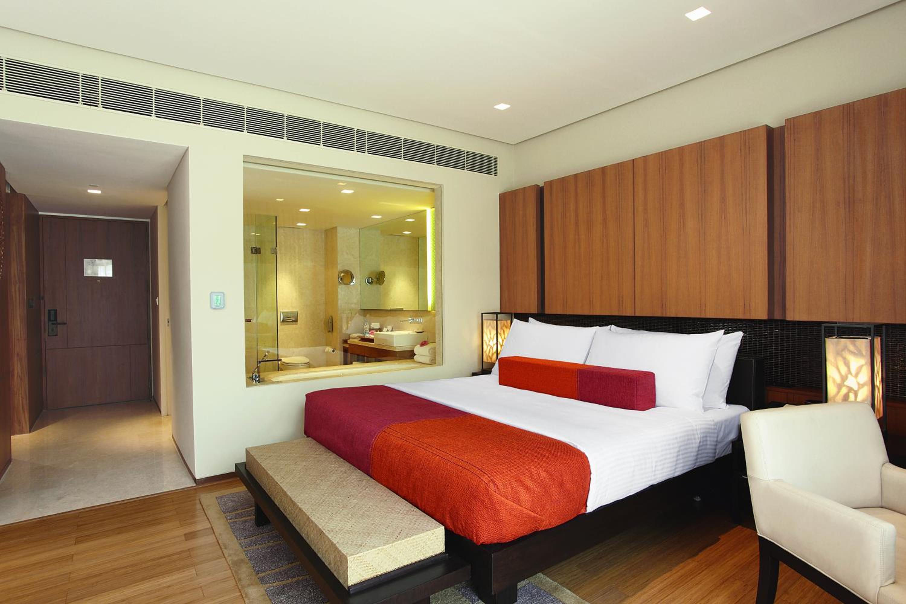 Deluxe Room King Bed - Enjoy Happy Hours with 1+1 offer on Alcoholic Beverage - Photo 6