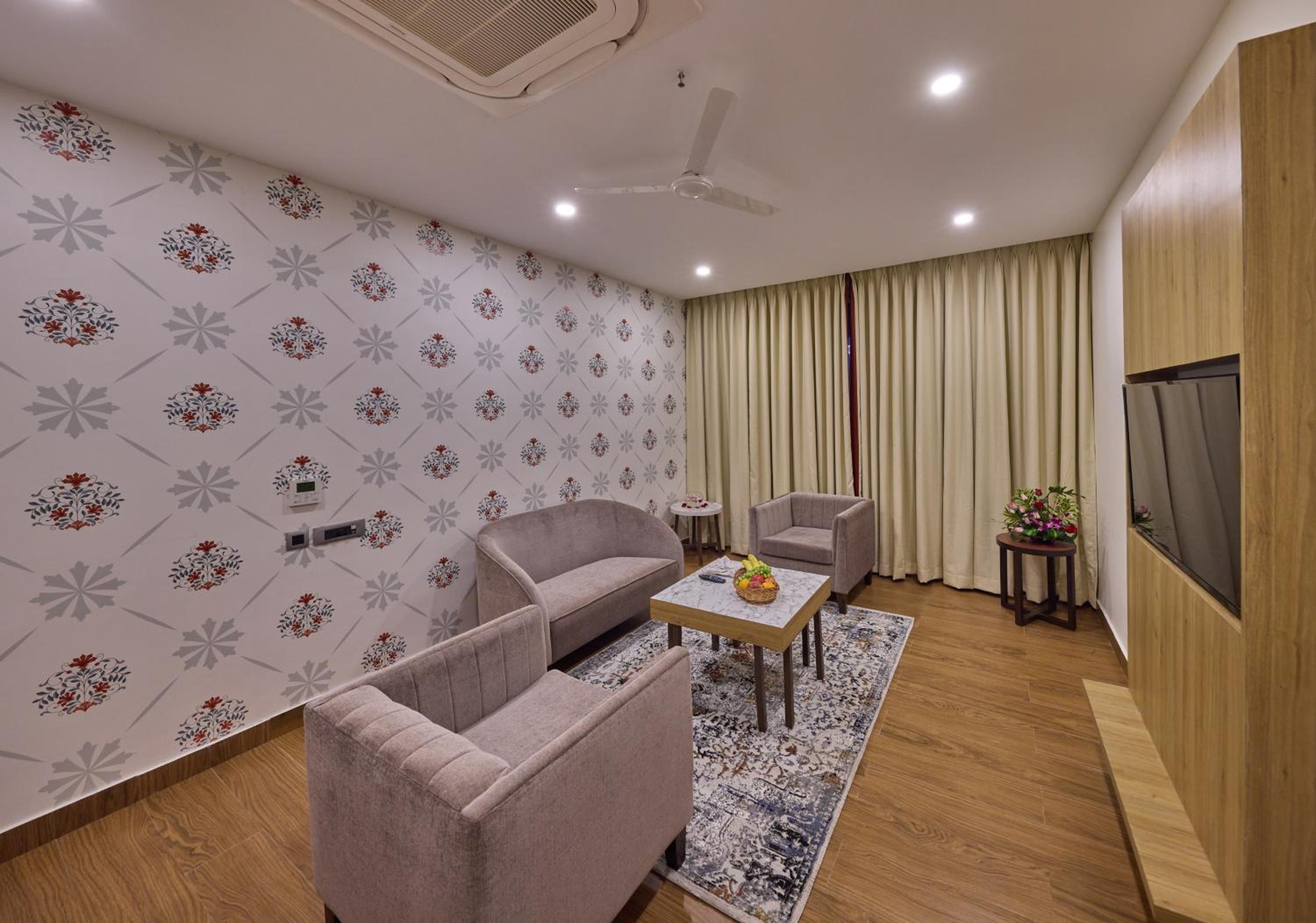 Suite - Photo 1