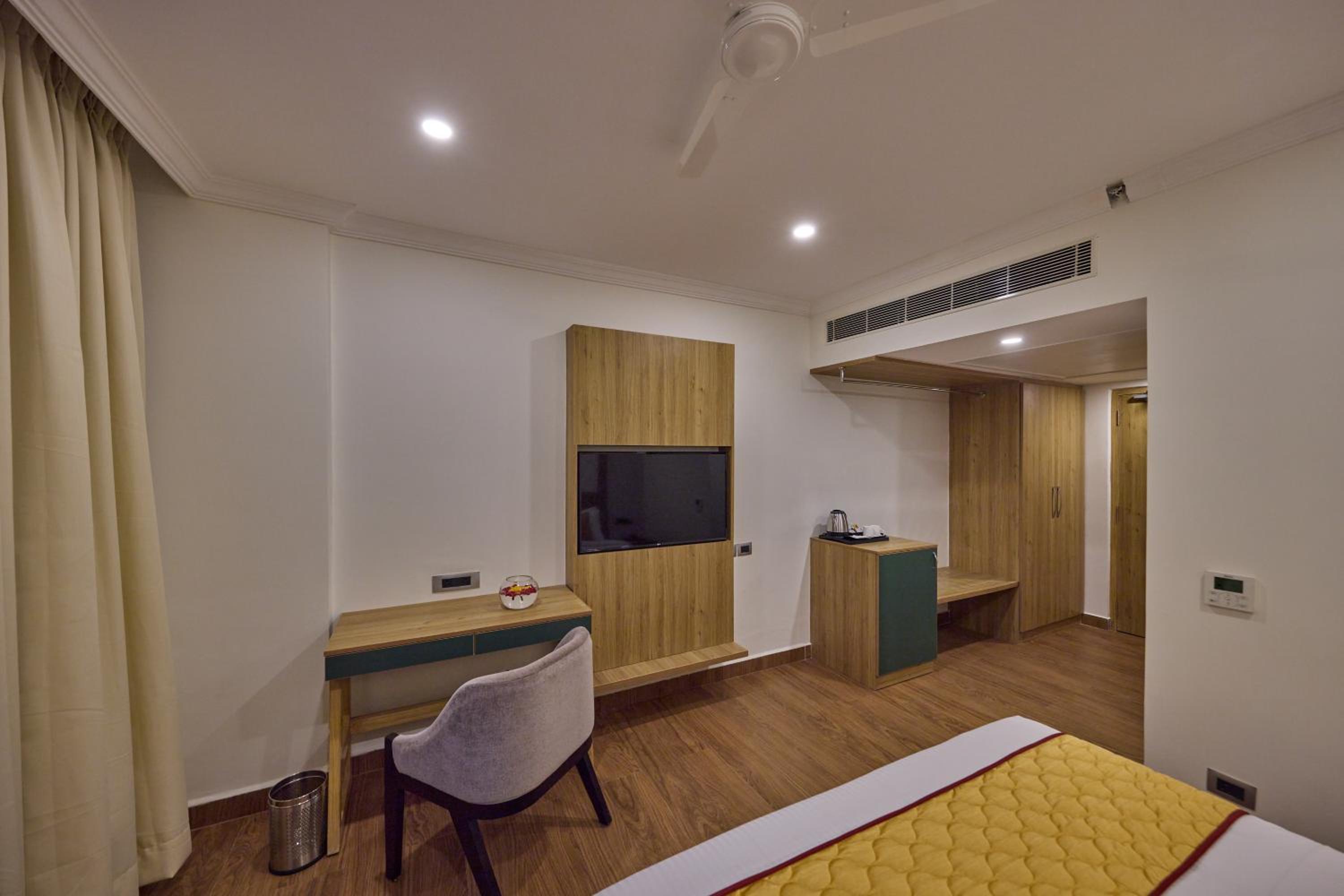 Deluxe Double Room - Photo 9
