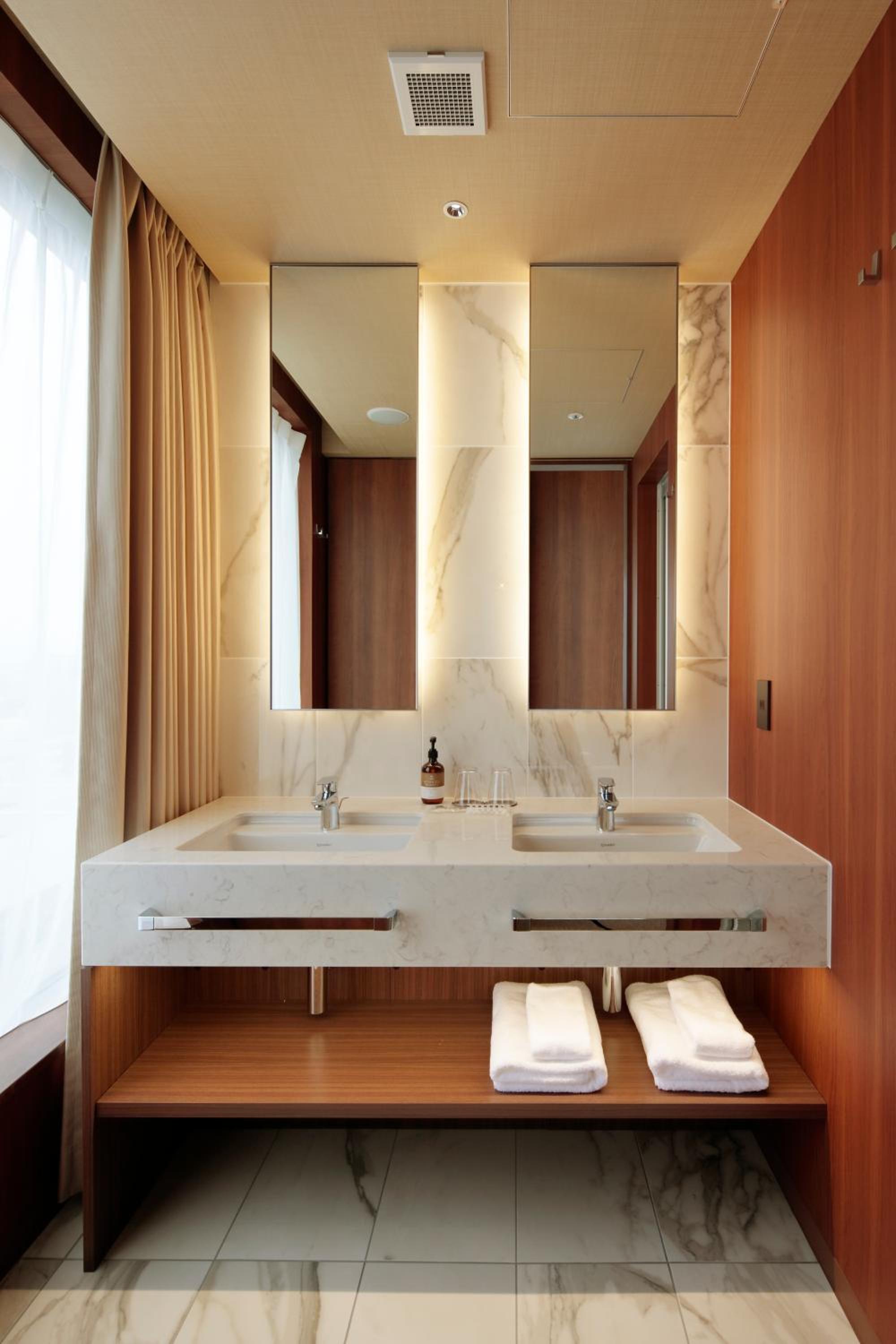 Deluxe Corner Twin Room - Photo 2