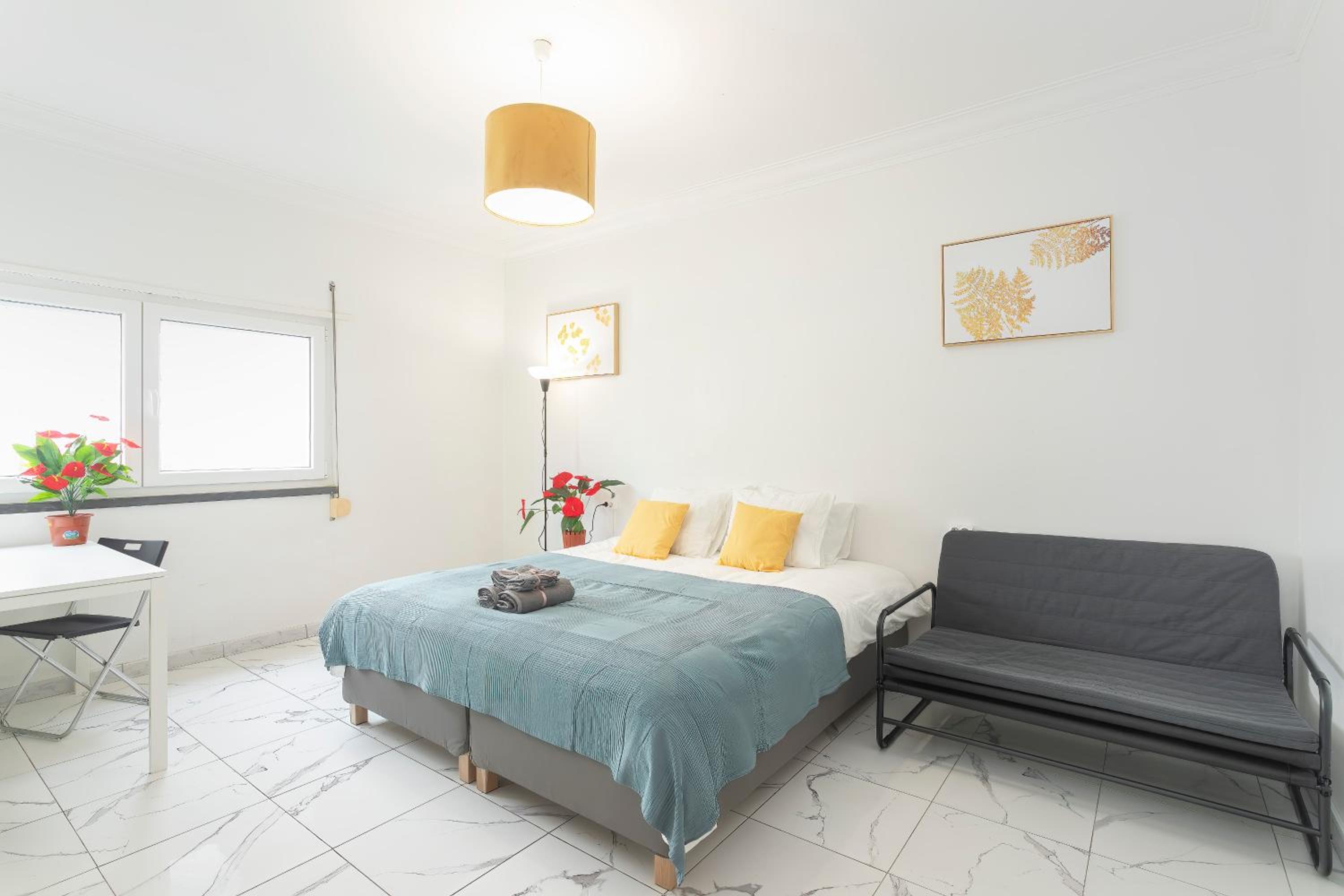 Basic Triple Room with Shared Bathroom