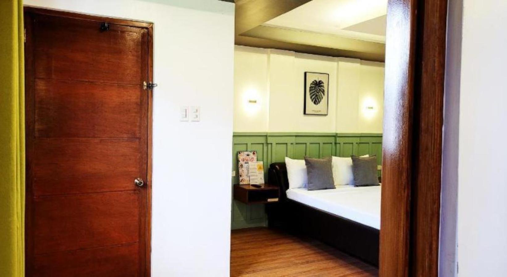 Standard Queen Room photo 2