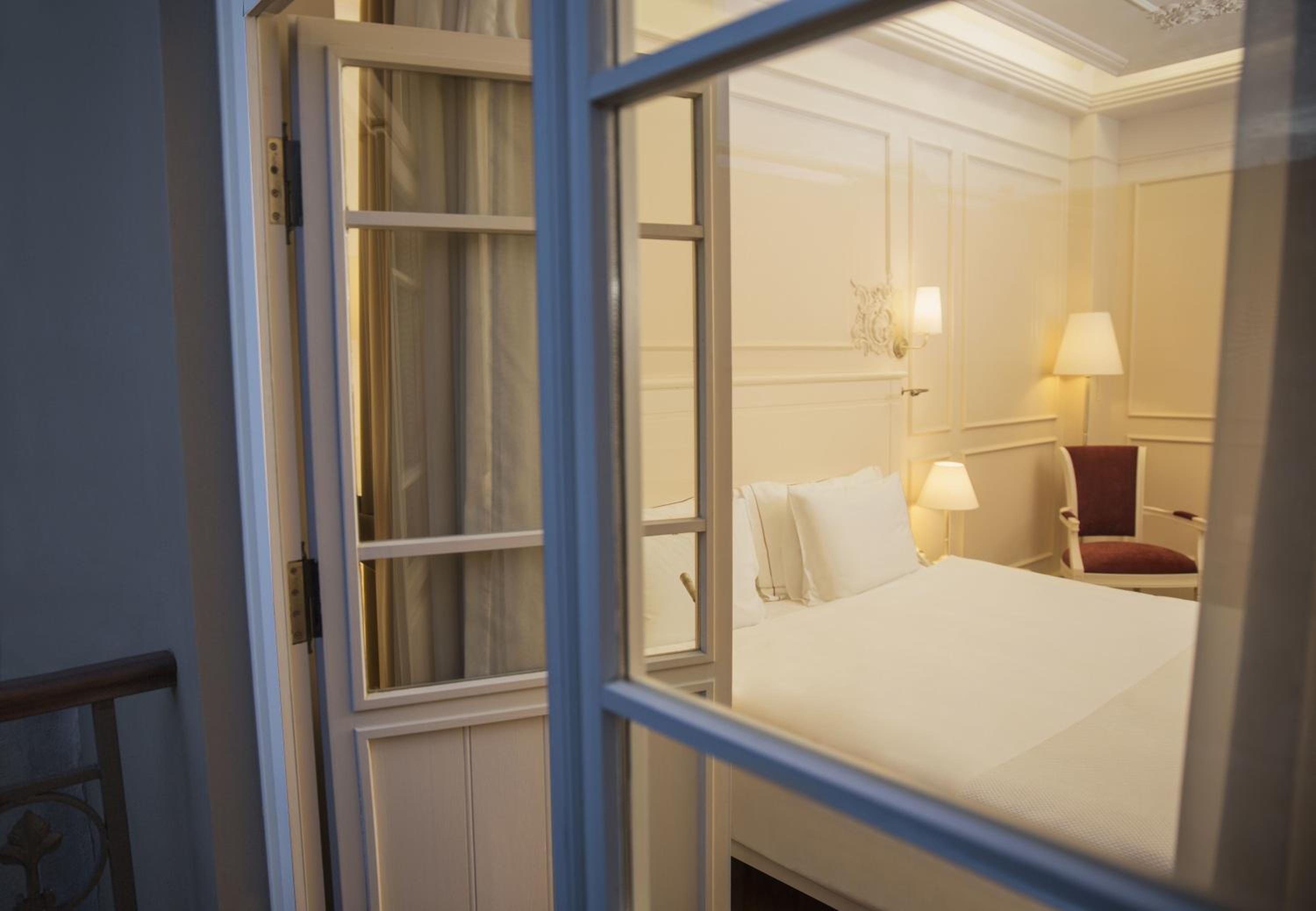Deluxe Room with Balcony photo 3