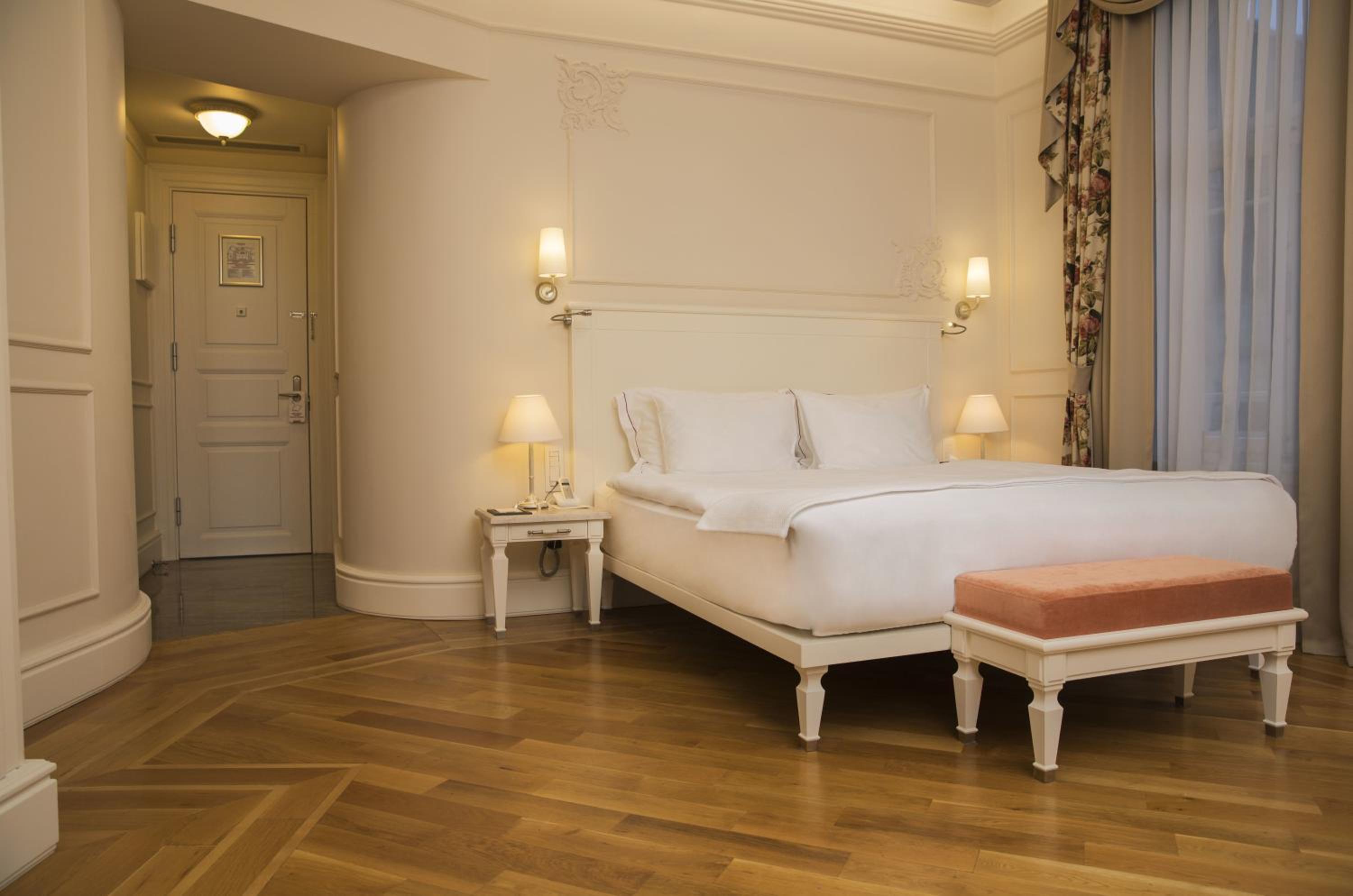 Corner Room photo 2