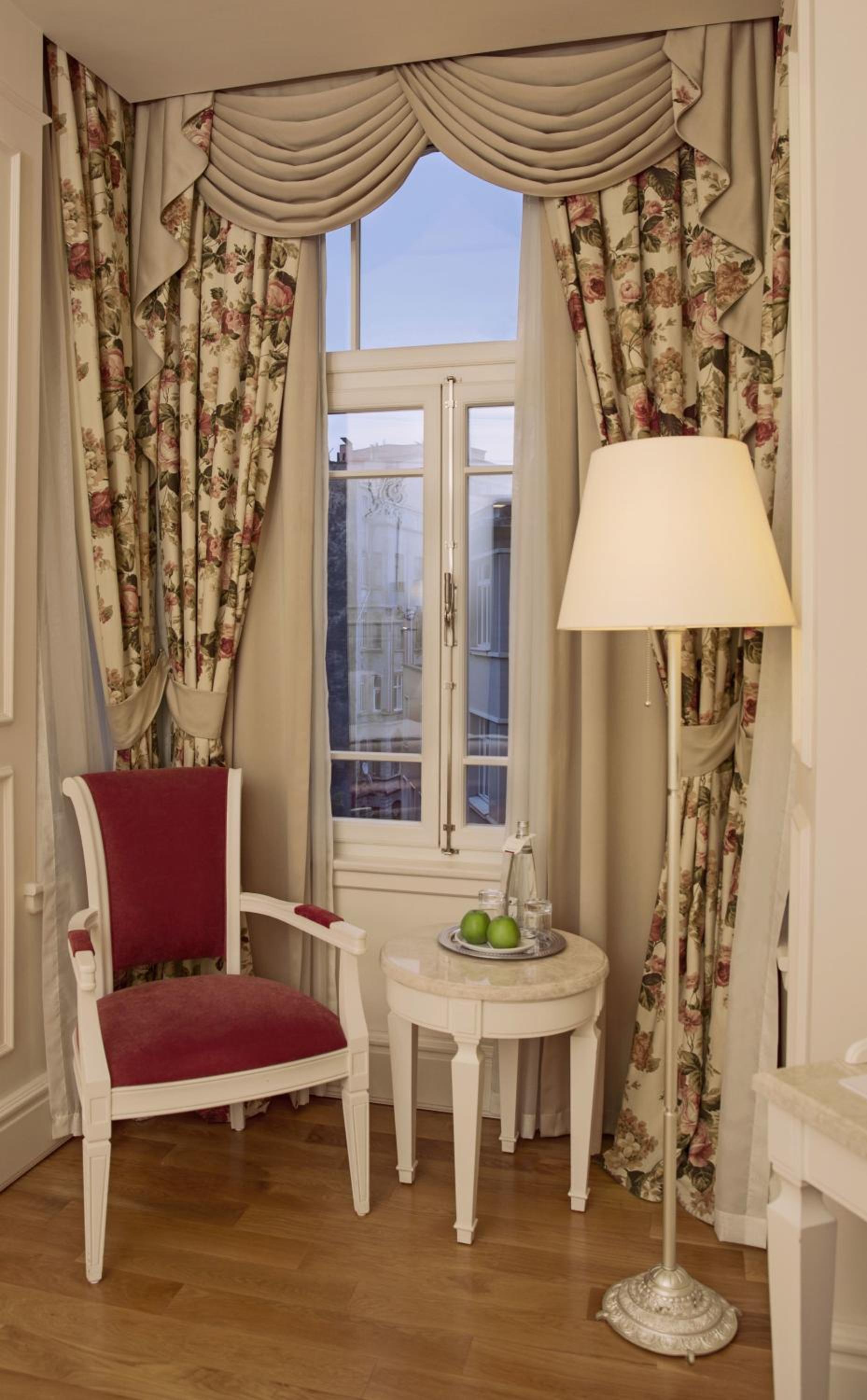 Corner Room photo 1