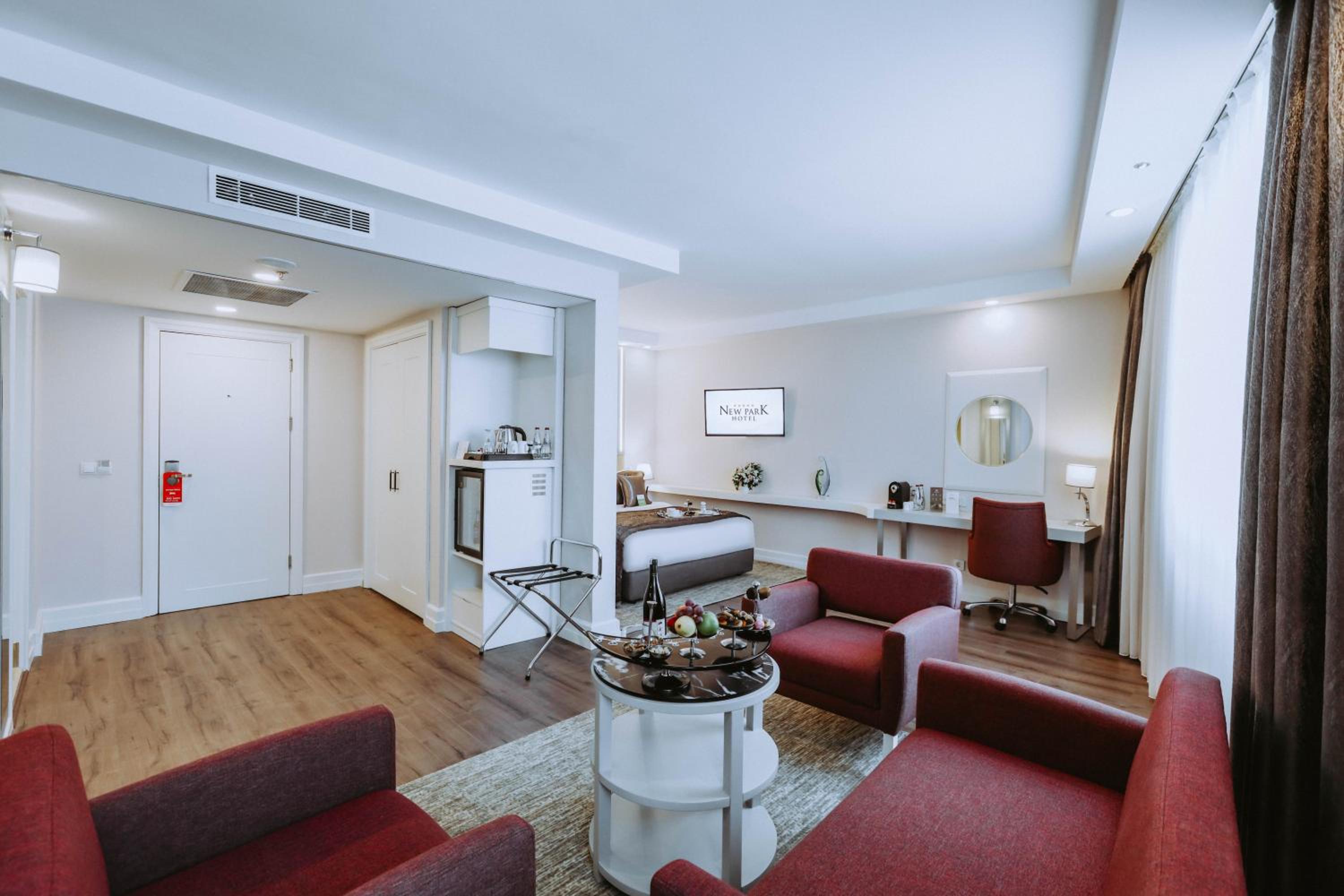 Suite - Photo 1