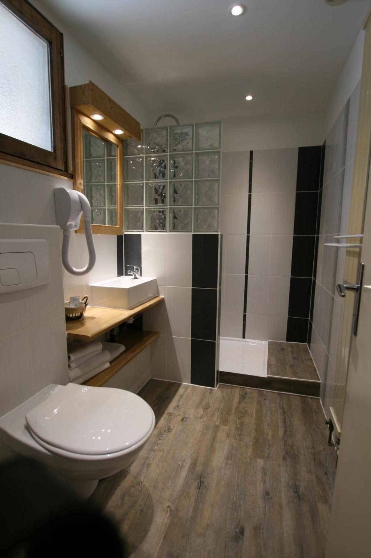 Twin Room with Shower photo 2
