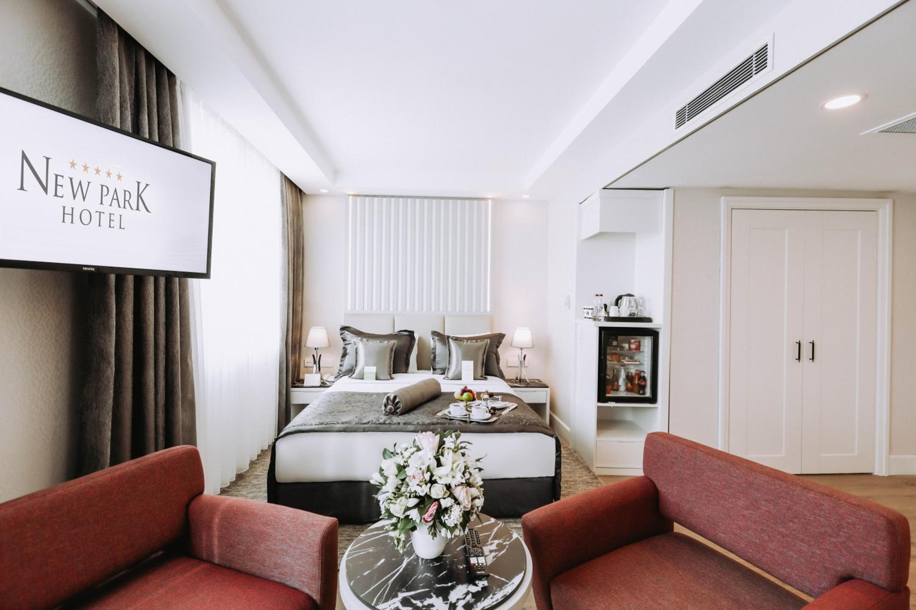Deluxe Queen Room - Photo 11