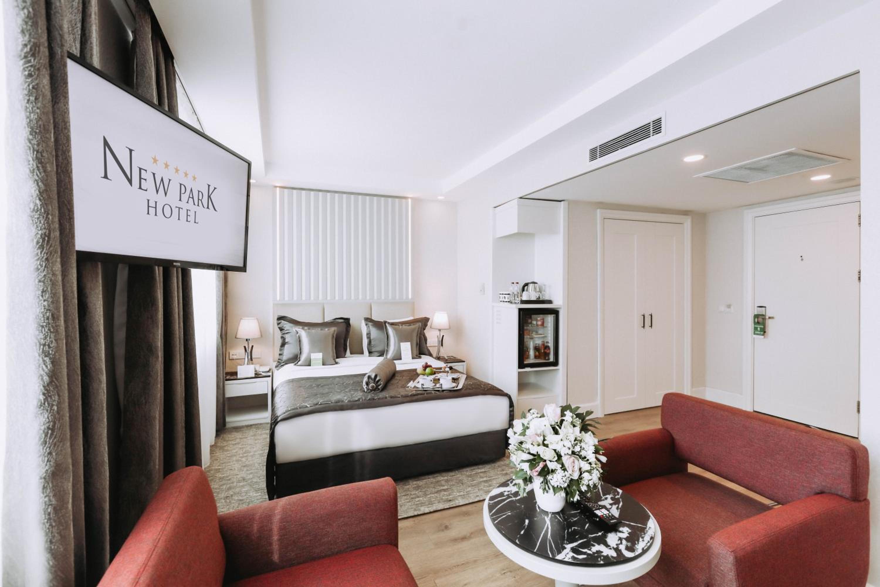 Deluxe Queen Room - Photo 8