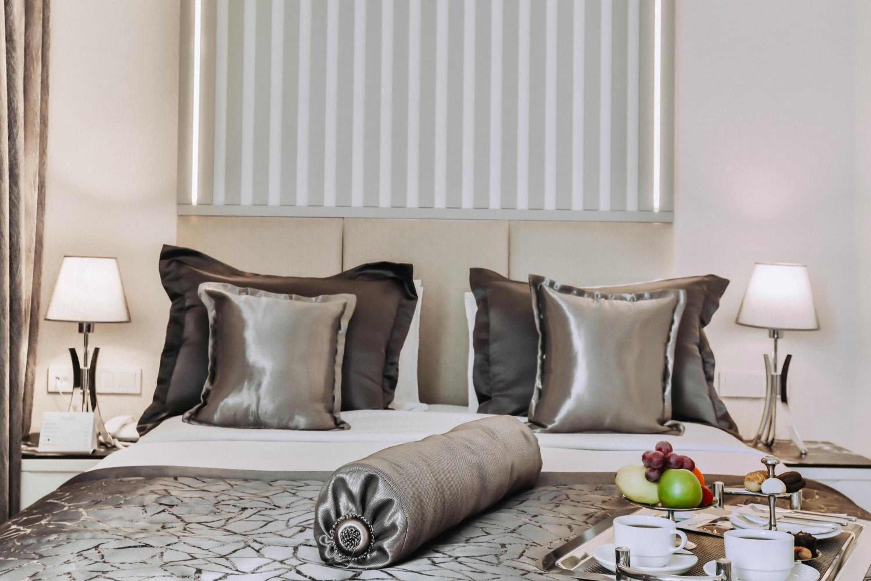 Deluxe Queen Room - Photo 7