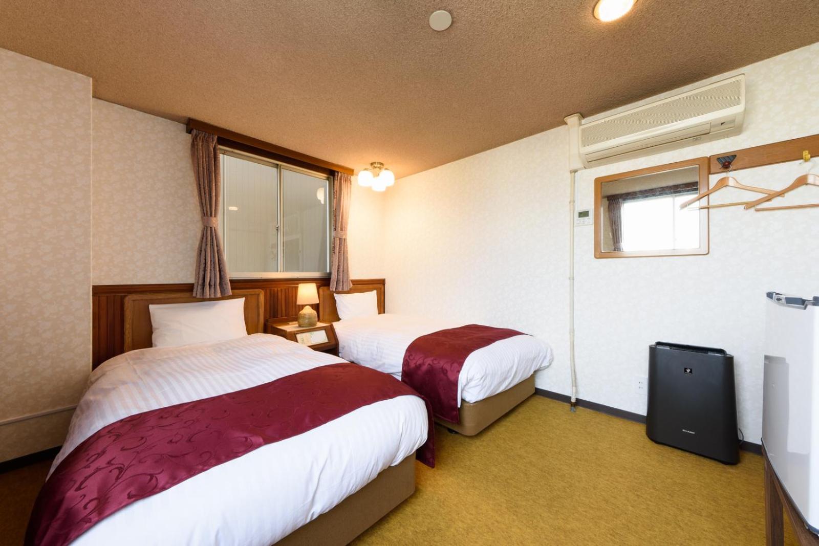 Small Twin Room - Photo 2
