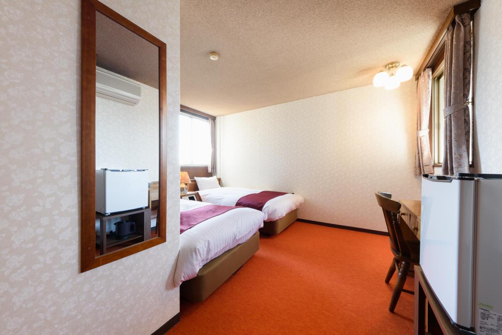 Small Twin Room - Photo 3