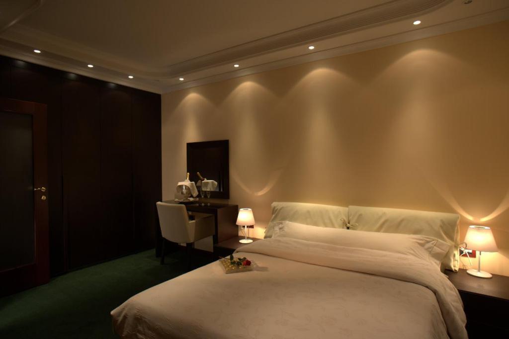 Deluxe One-Bedroom Suite