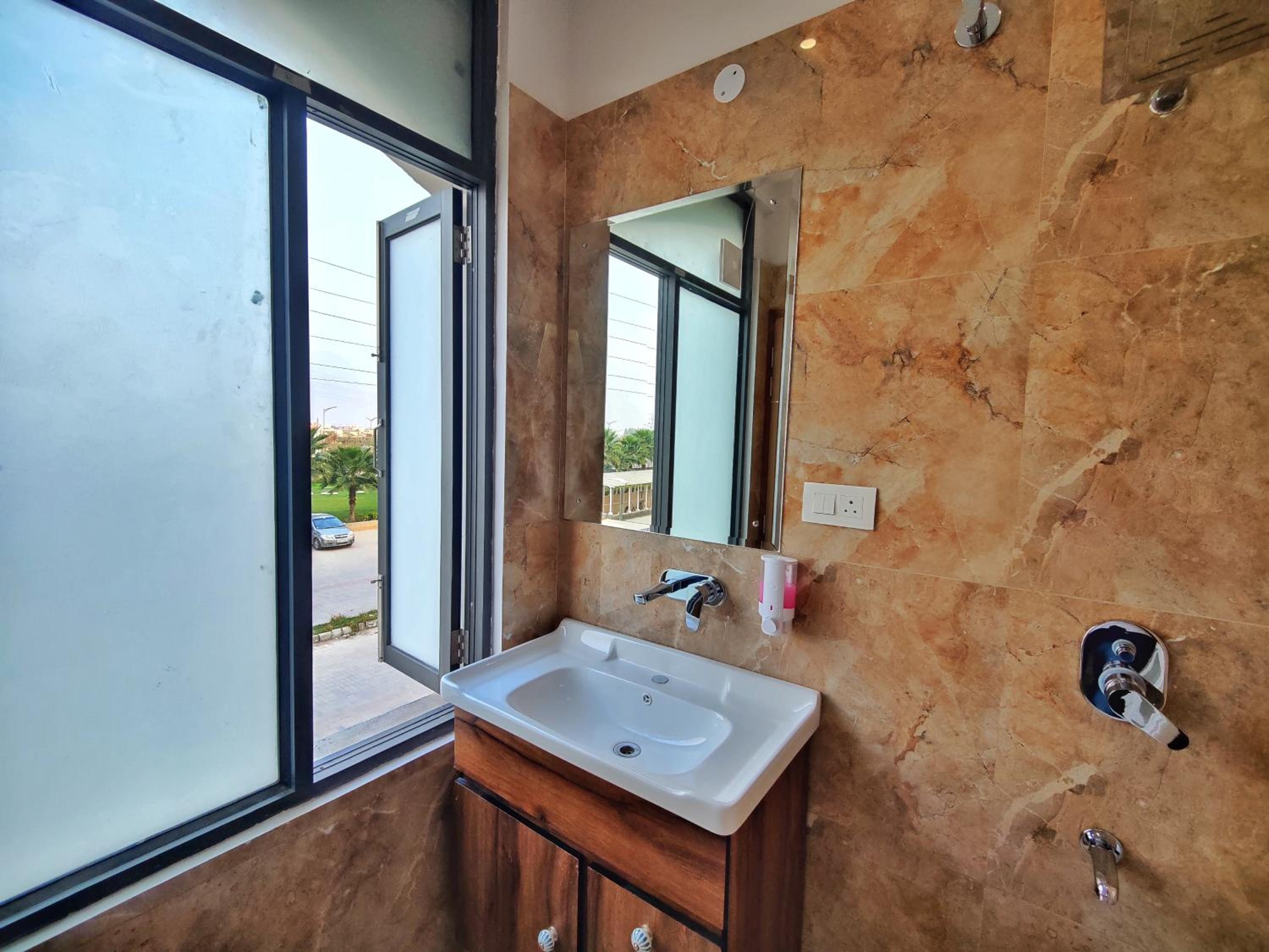 Deluxe Room - Photo 17