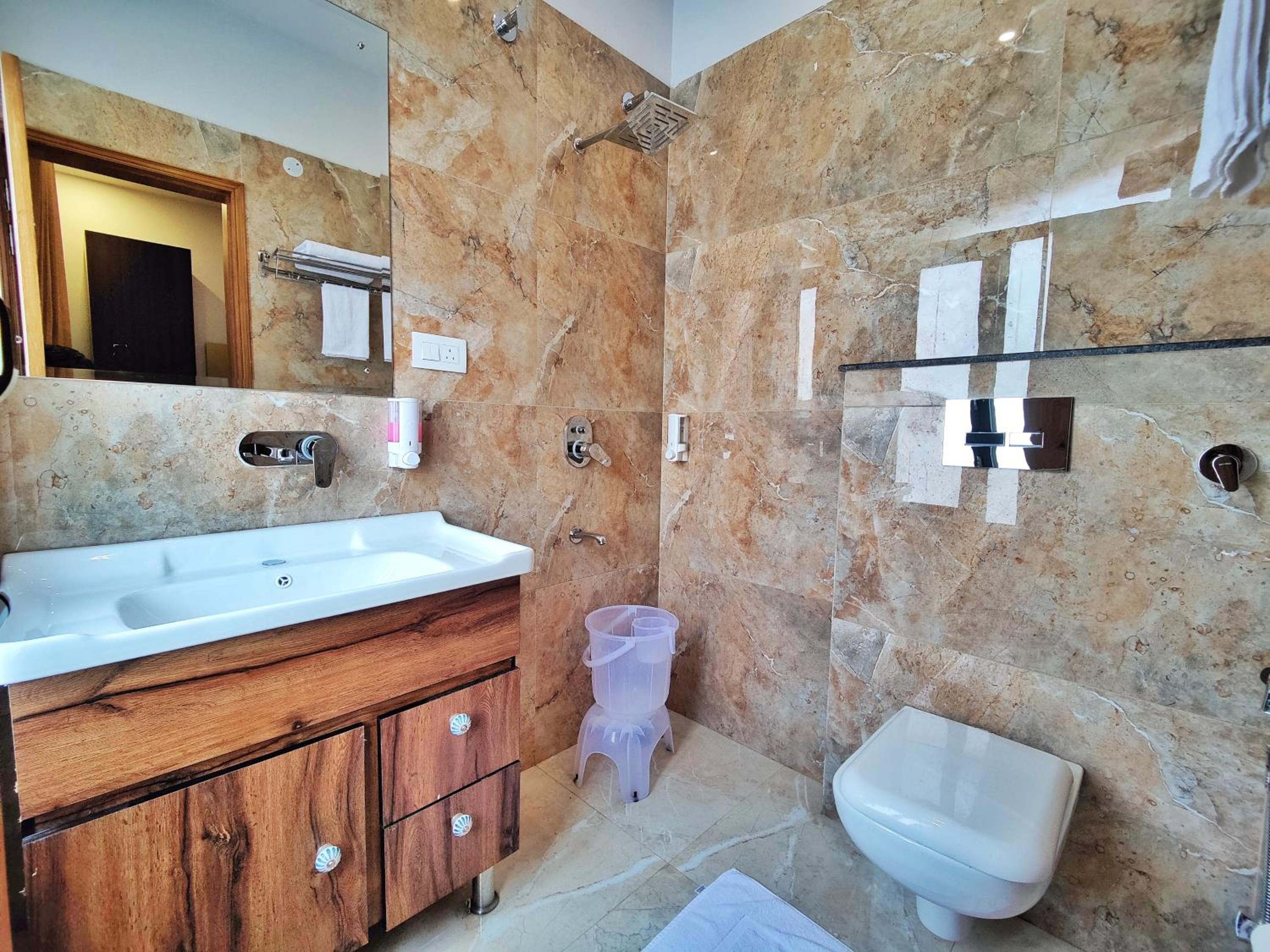 Deluxe Room - Photo 13