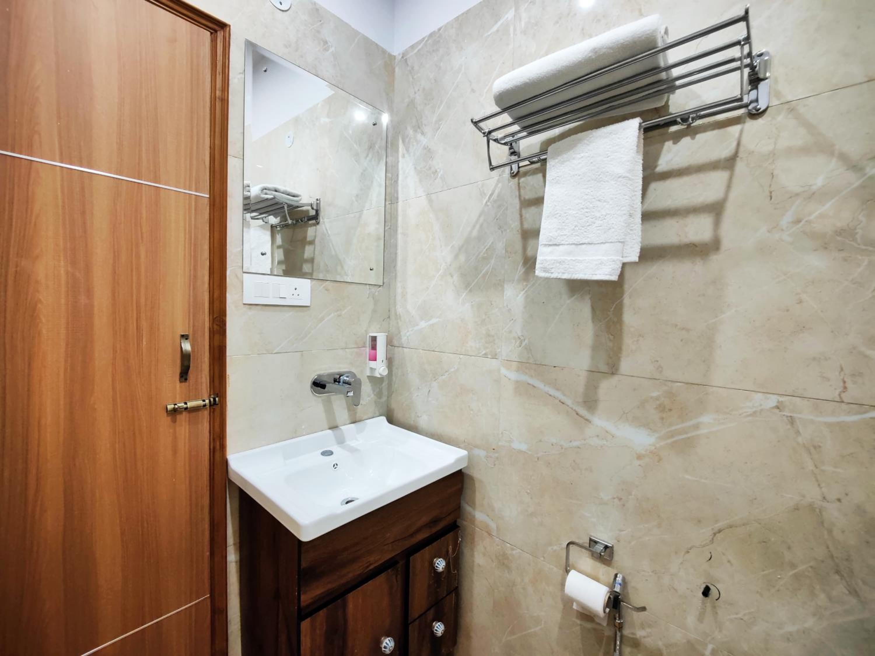 Standard Double Room - Photo 8