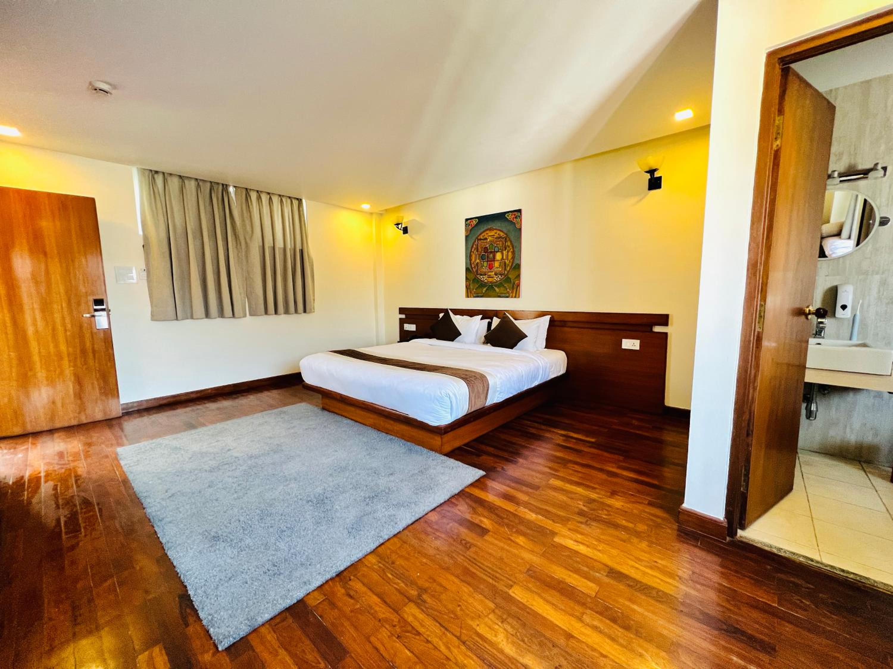Deluxe King Room - Photo 10