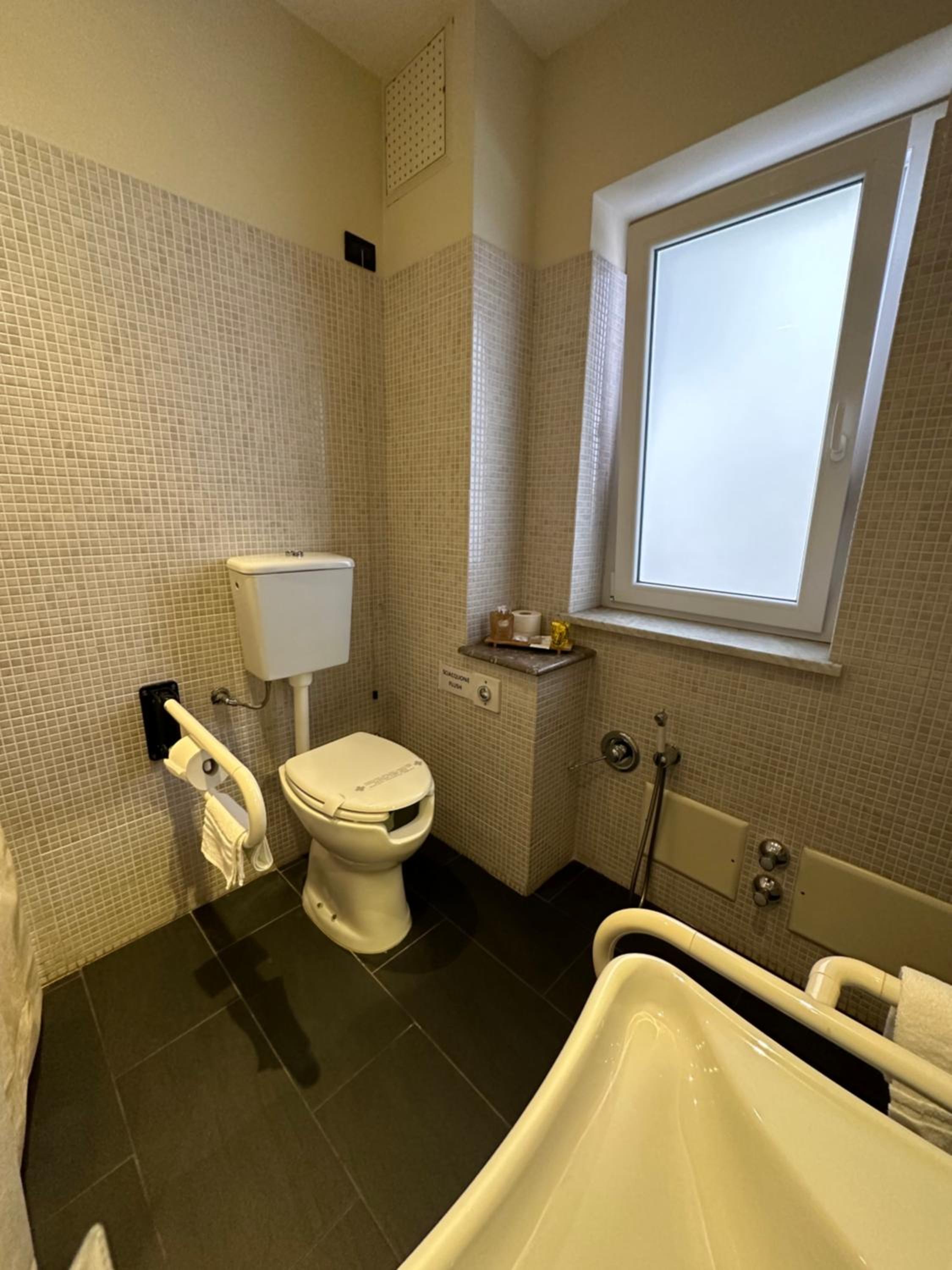 Double or Twin  Room - Disability Access photo 2