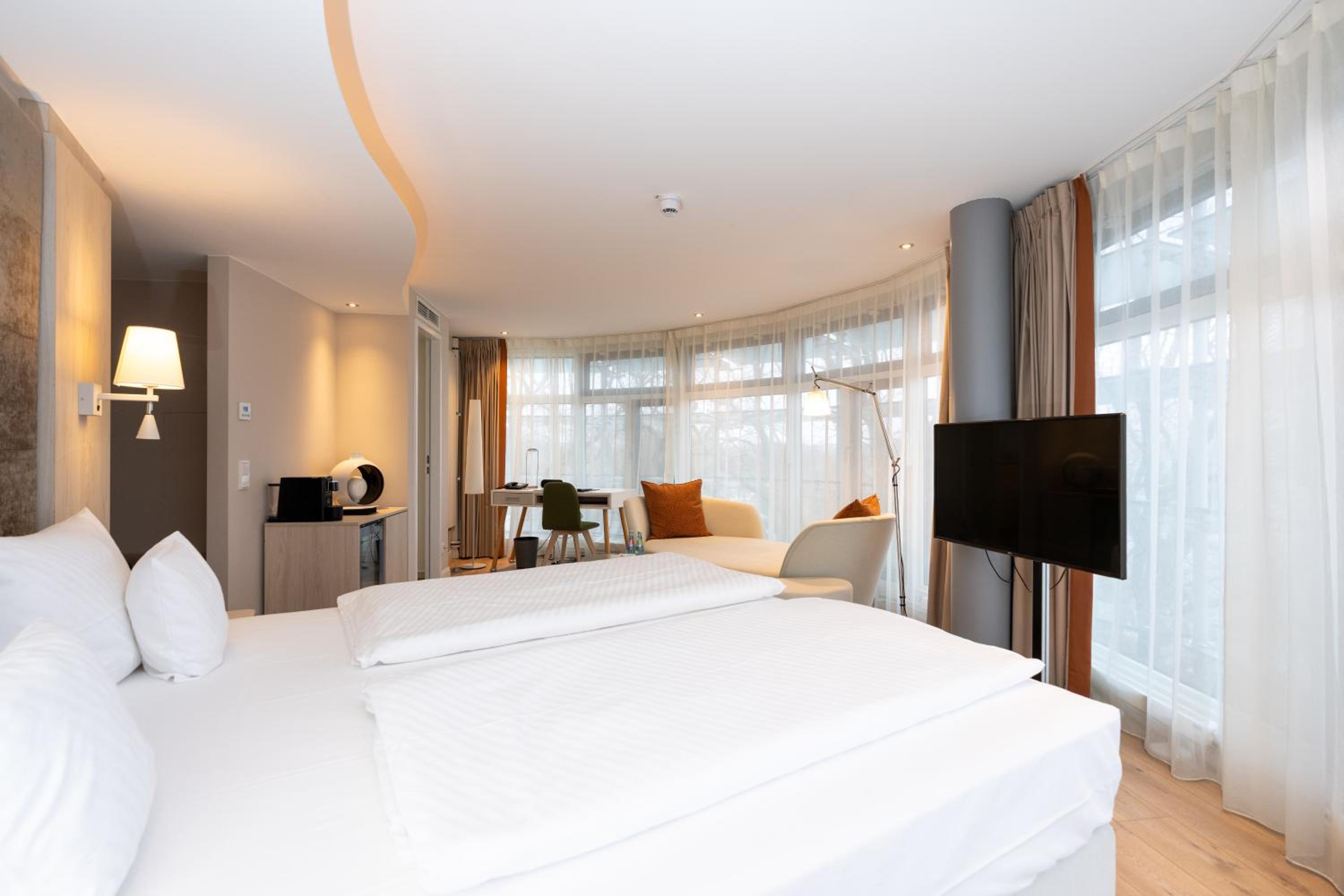 Deluxe Suite with Lake View photo 2