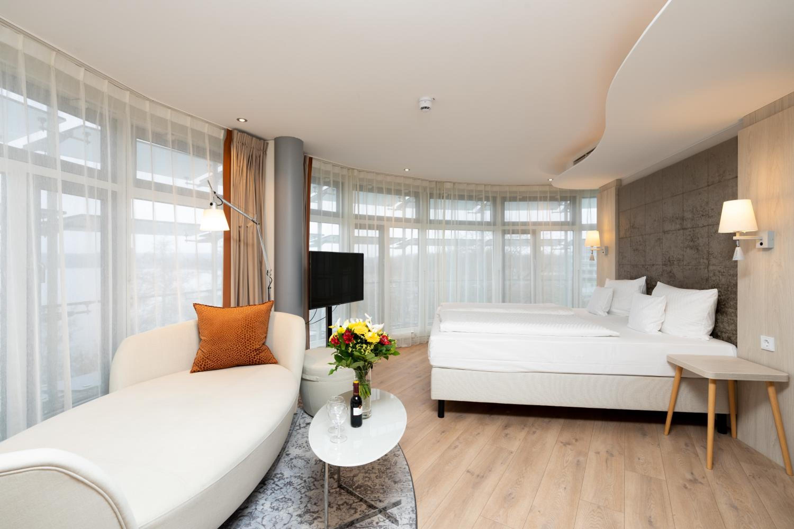 Deluxe Suite with Lake View