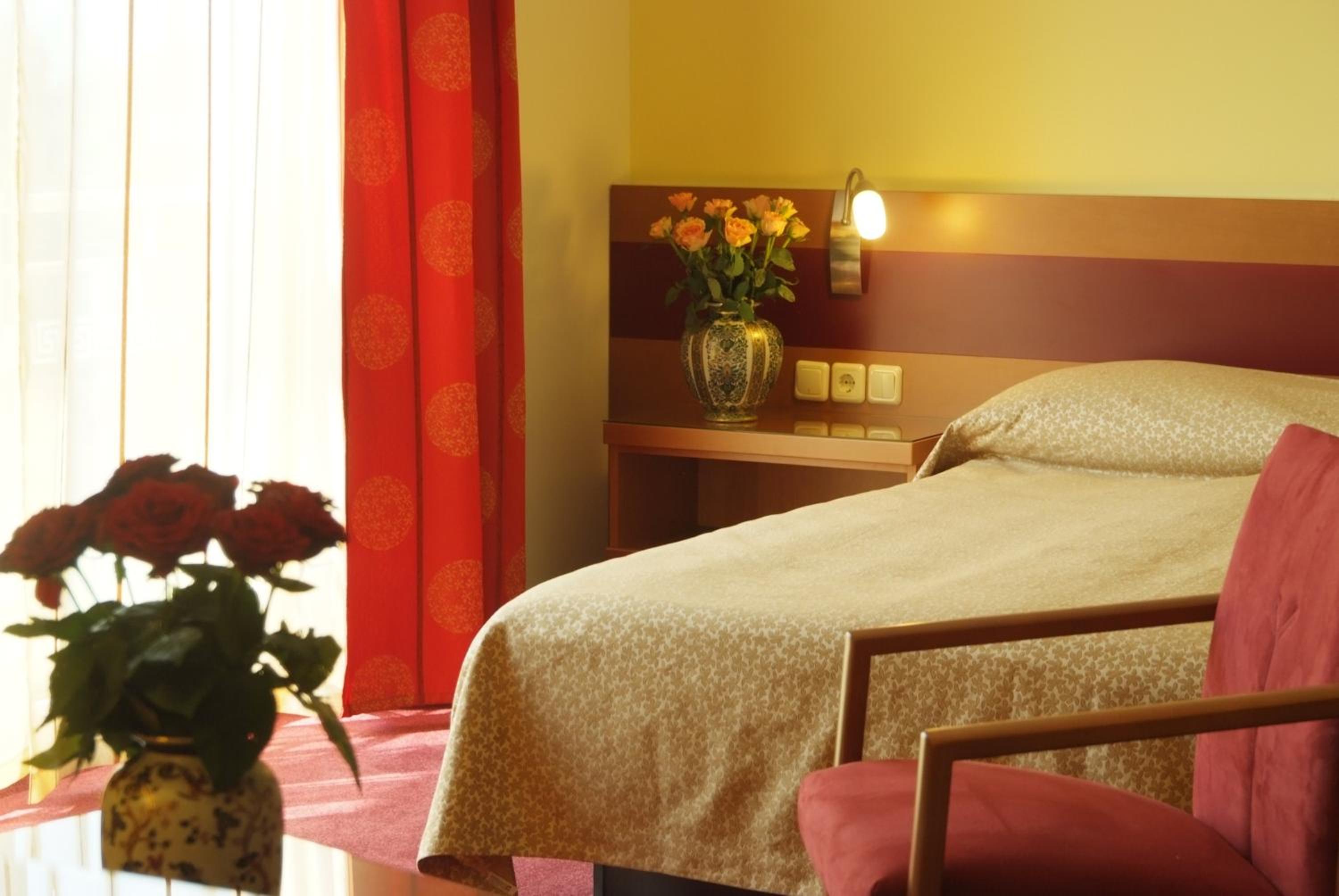 Classic Double or Twin Room with French Balcony photo 2