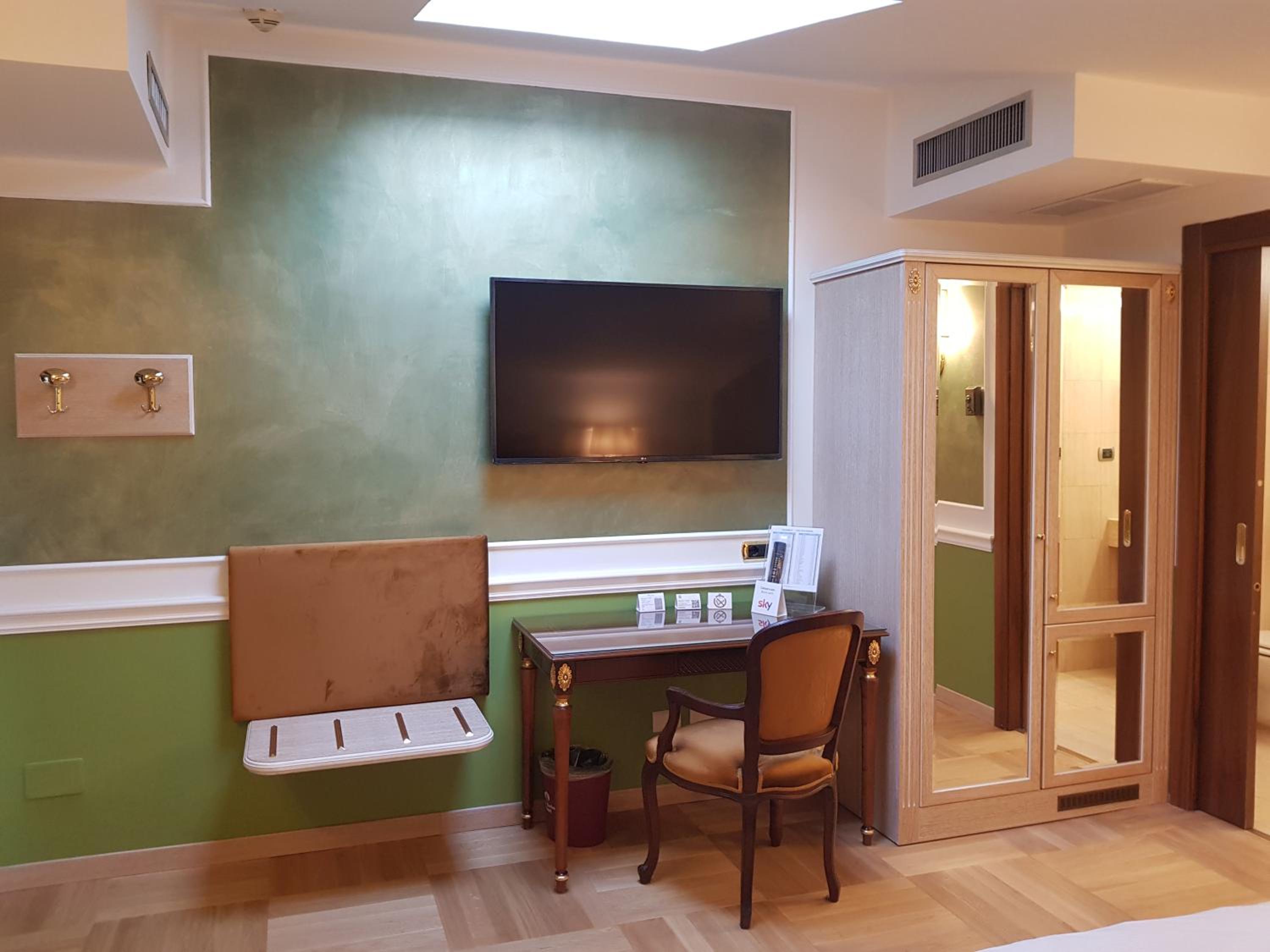 Family Room (2 Adults + 2 Children) - Photo 3