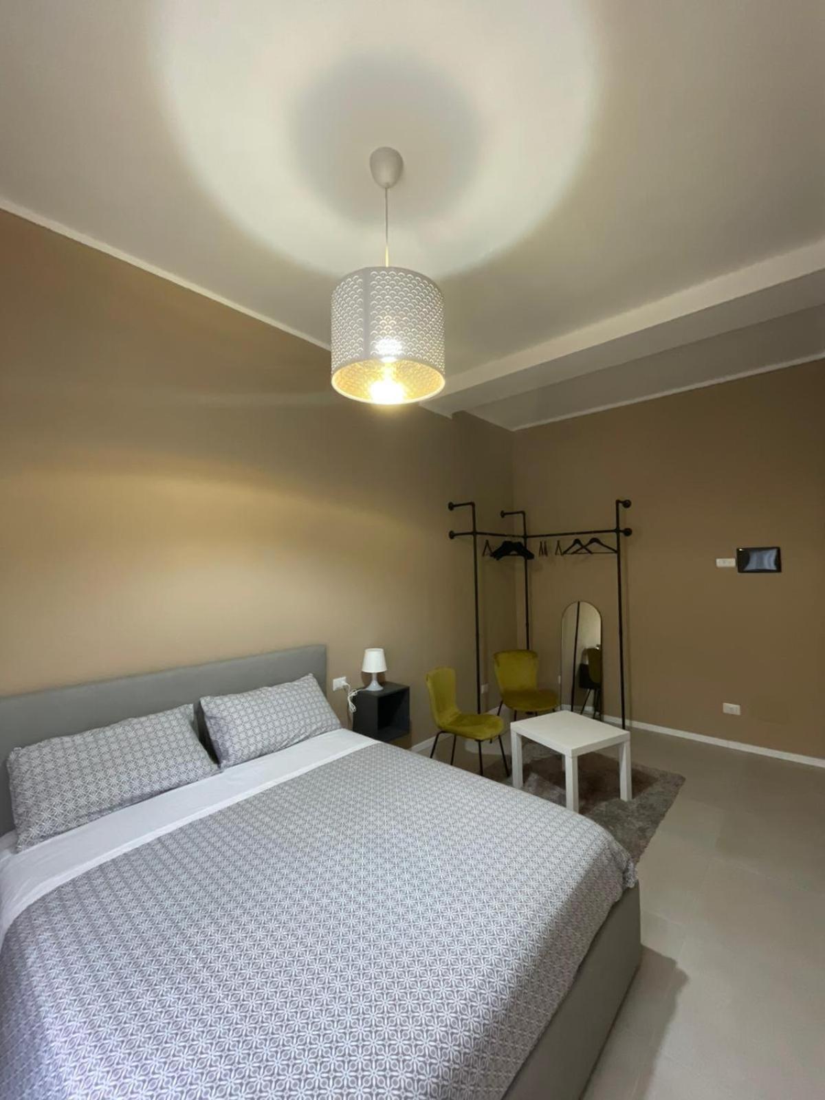 Large Double Room - Photo 1