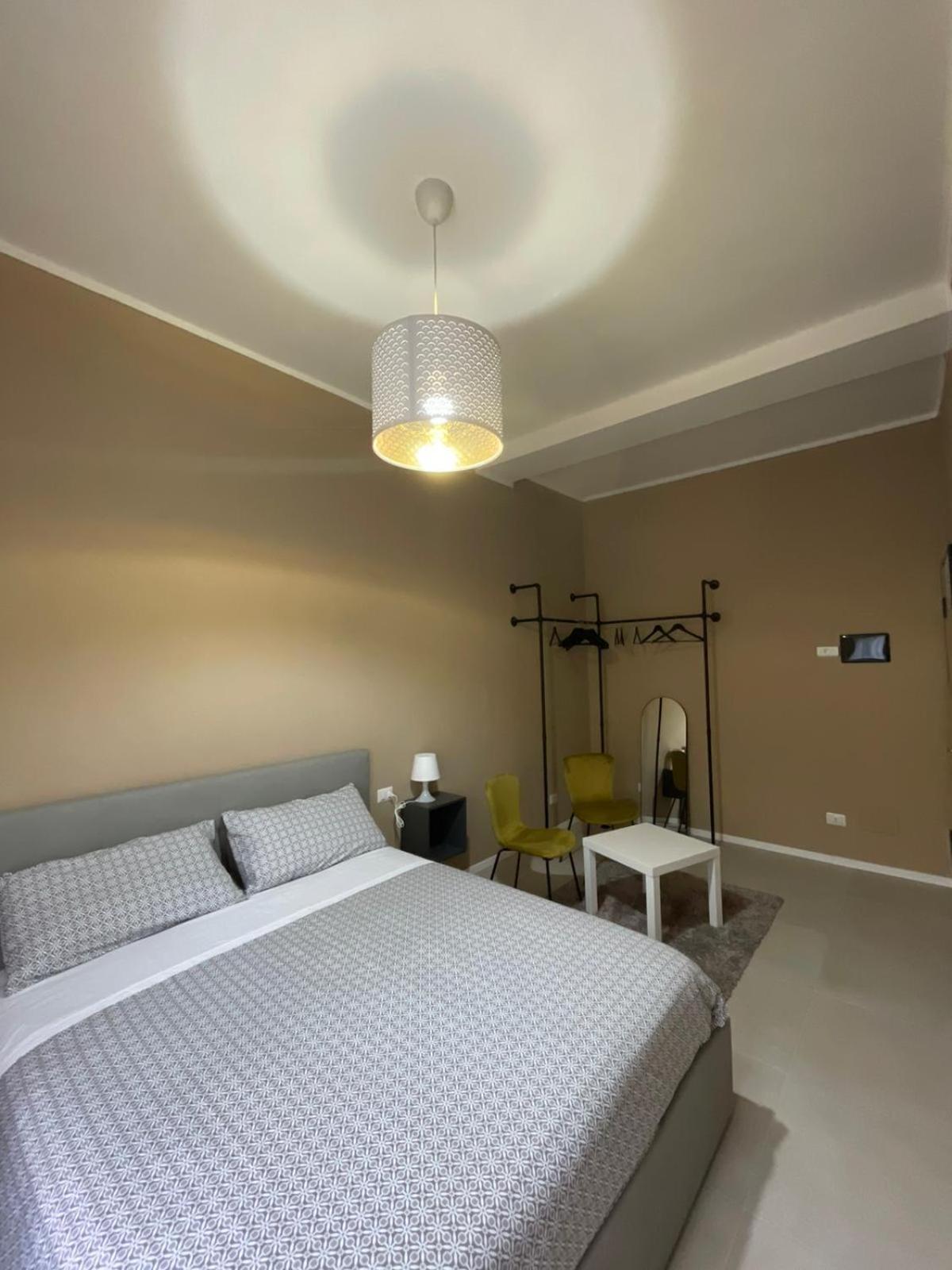 Large Double Room - Photo 7