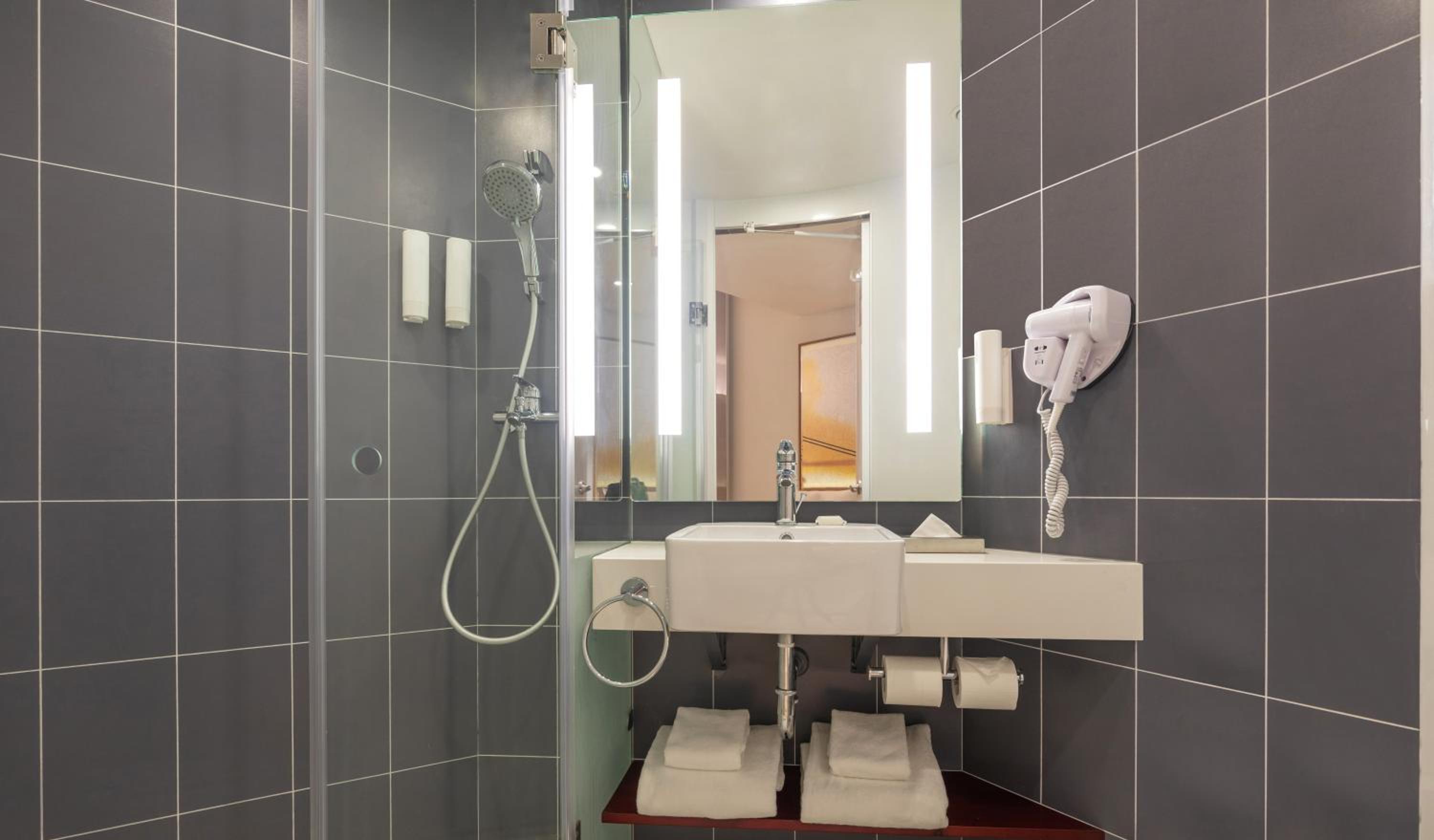 Standard Room with Two Single Beds - Photo 4