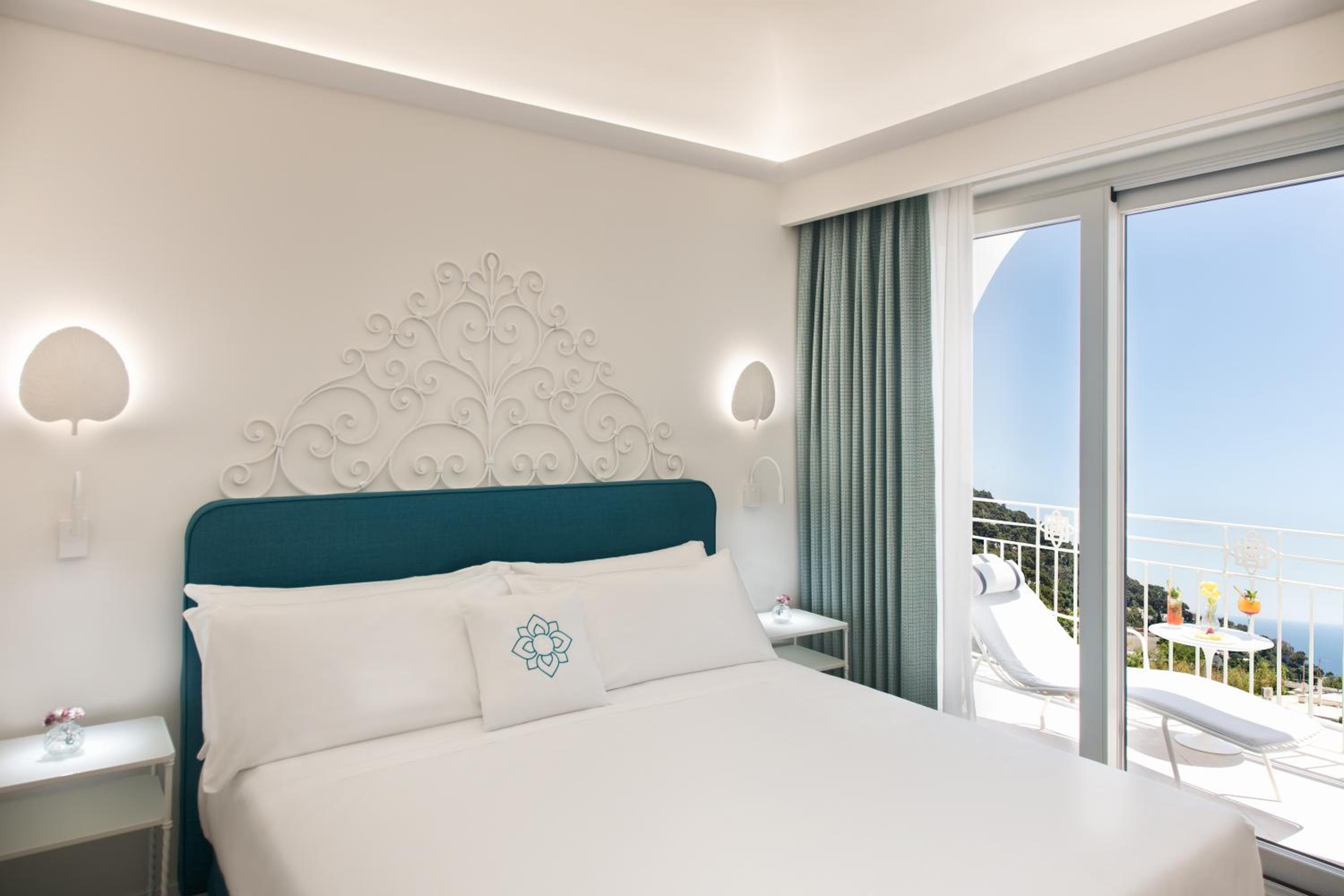 Deluxe Suite with Sea View photo 2