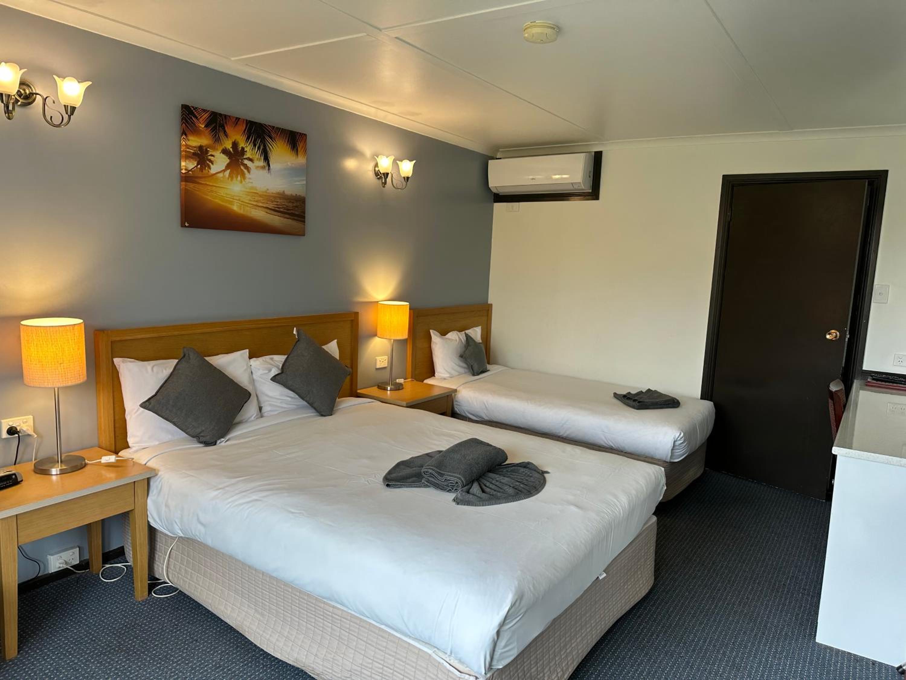 Standard Twin Room - Photo 12