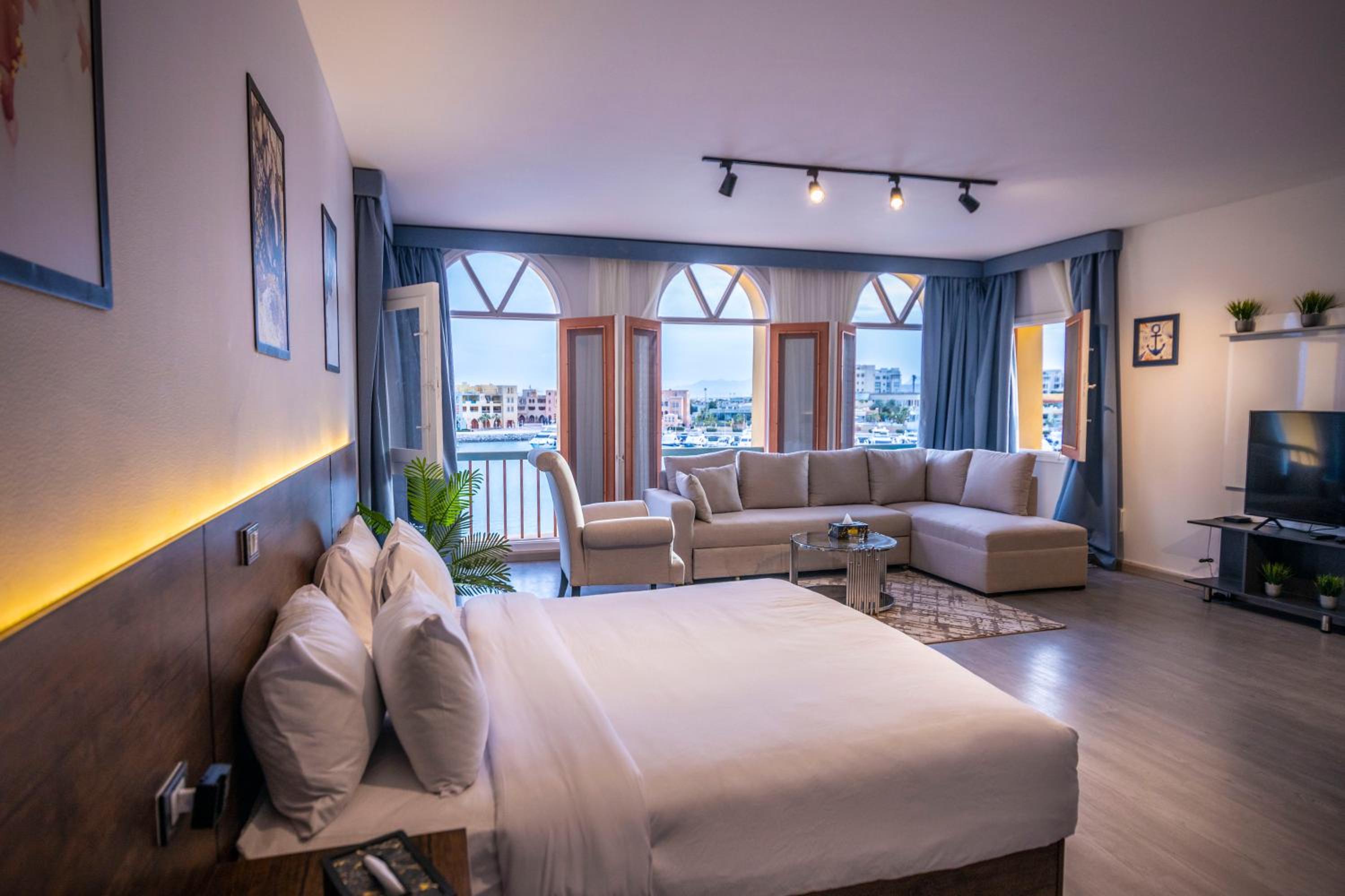 One-Bedroom Suite with Sea View photo 2