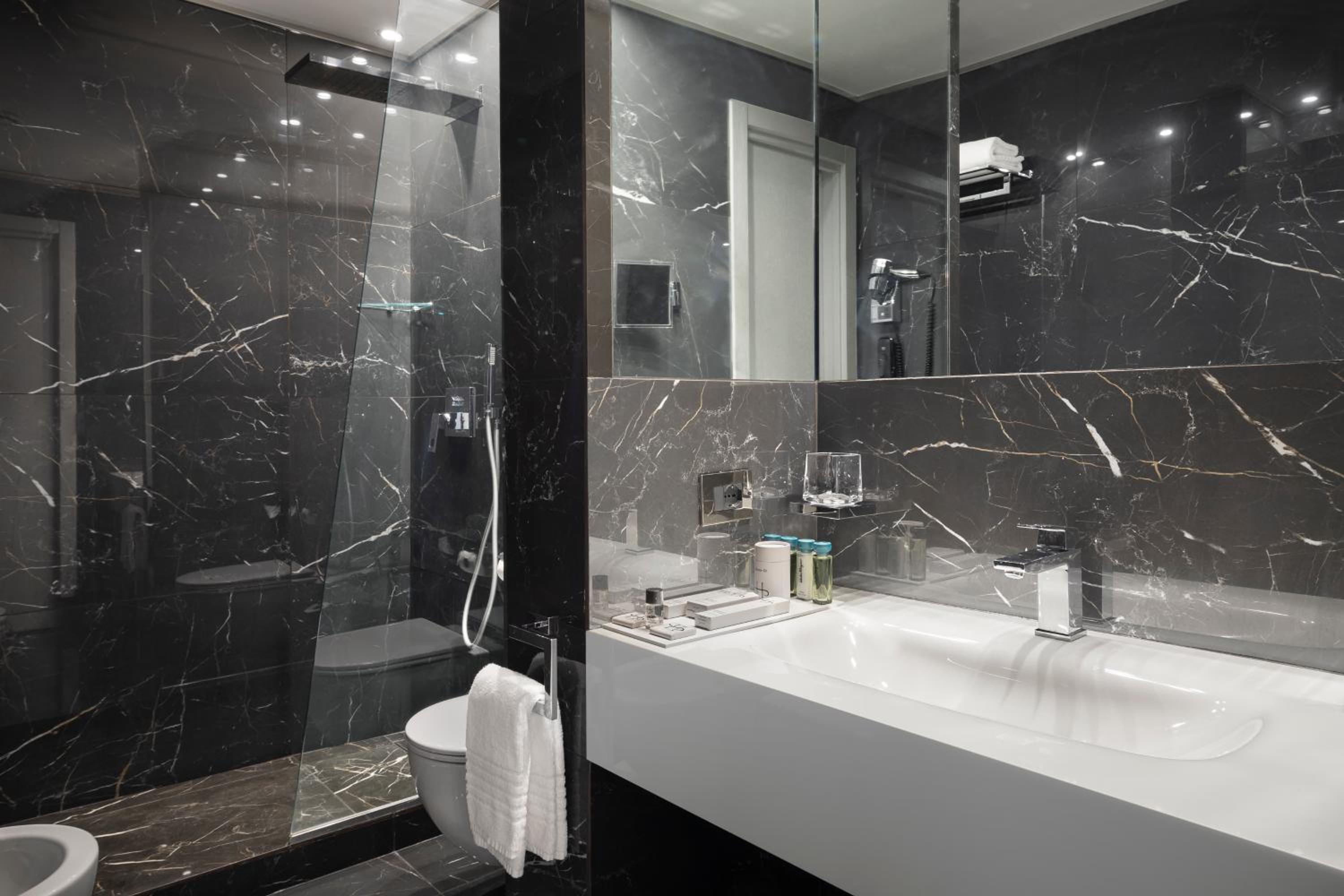 King Suite with Spa Bath thumbnail 5