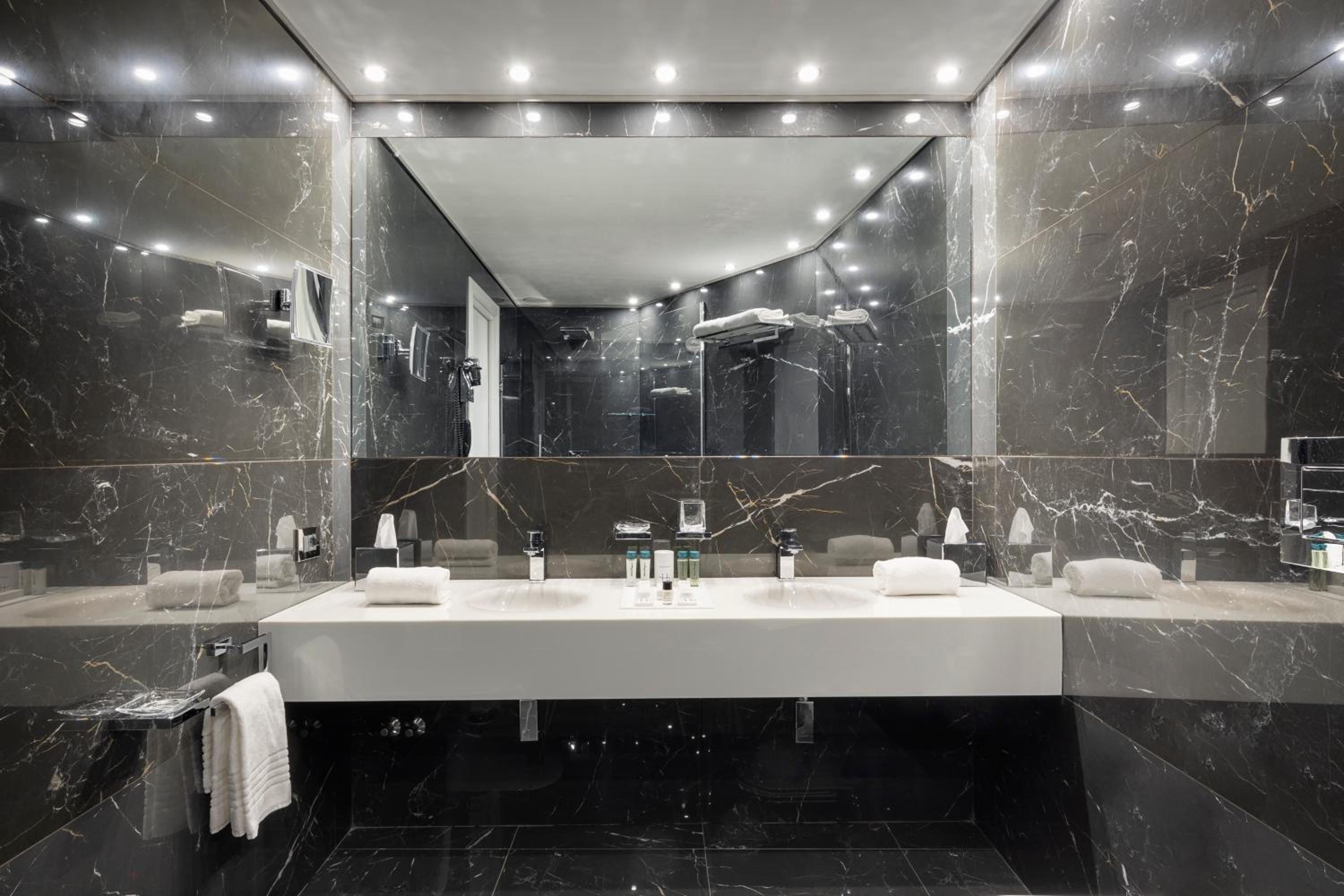 Junior Suite with Terrace thumbnail 5