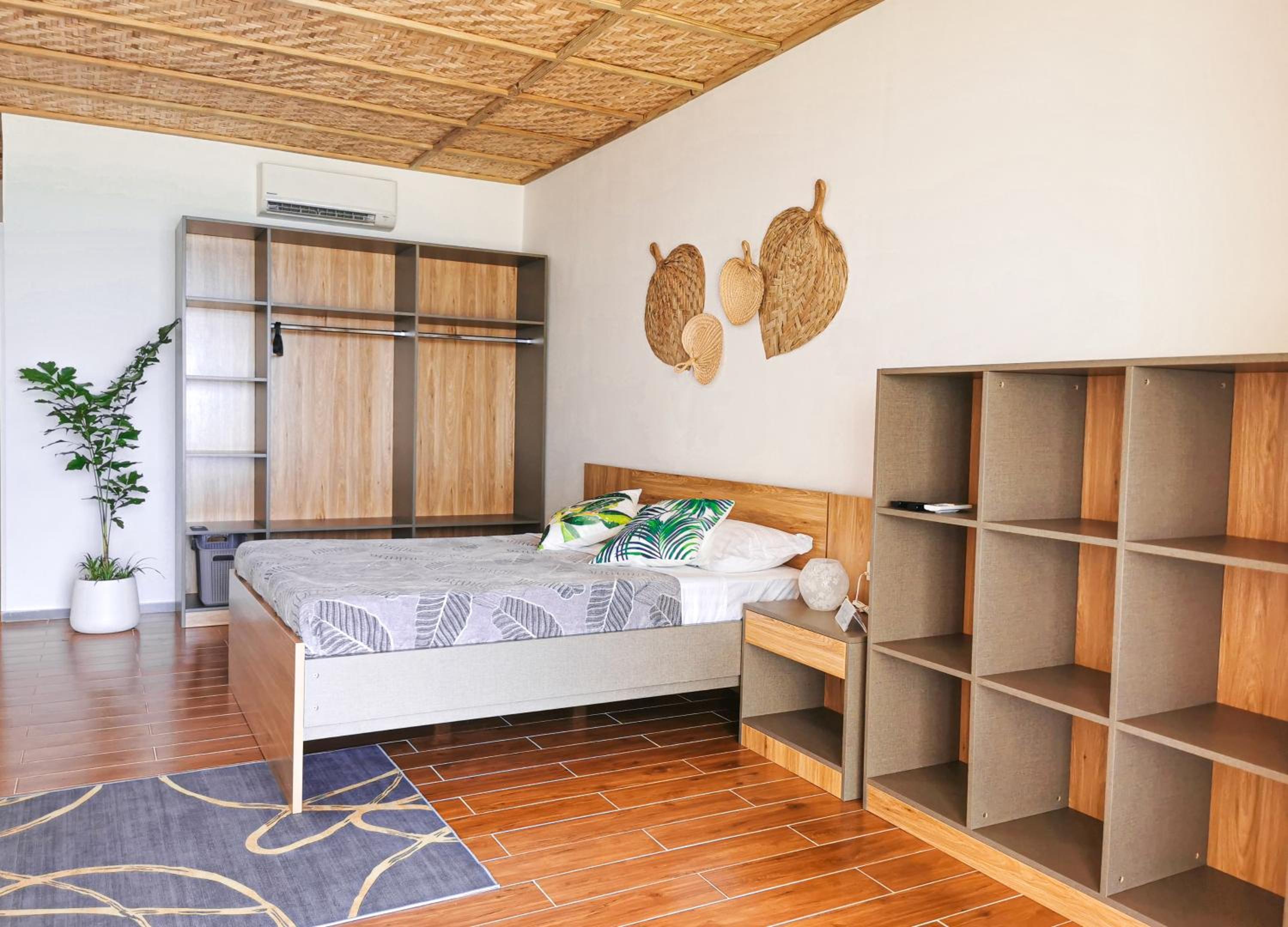 Deluxe Double Room with Side Sea View