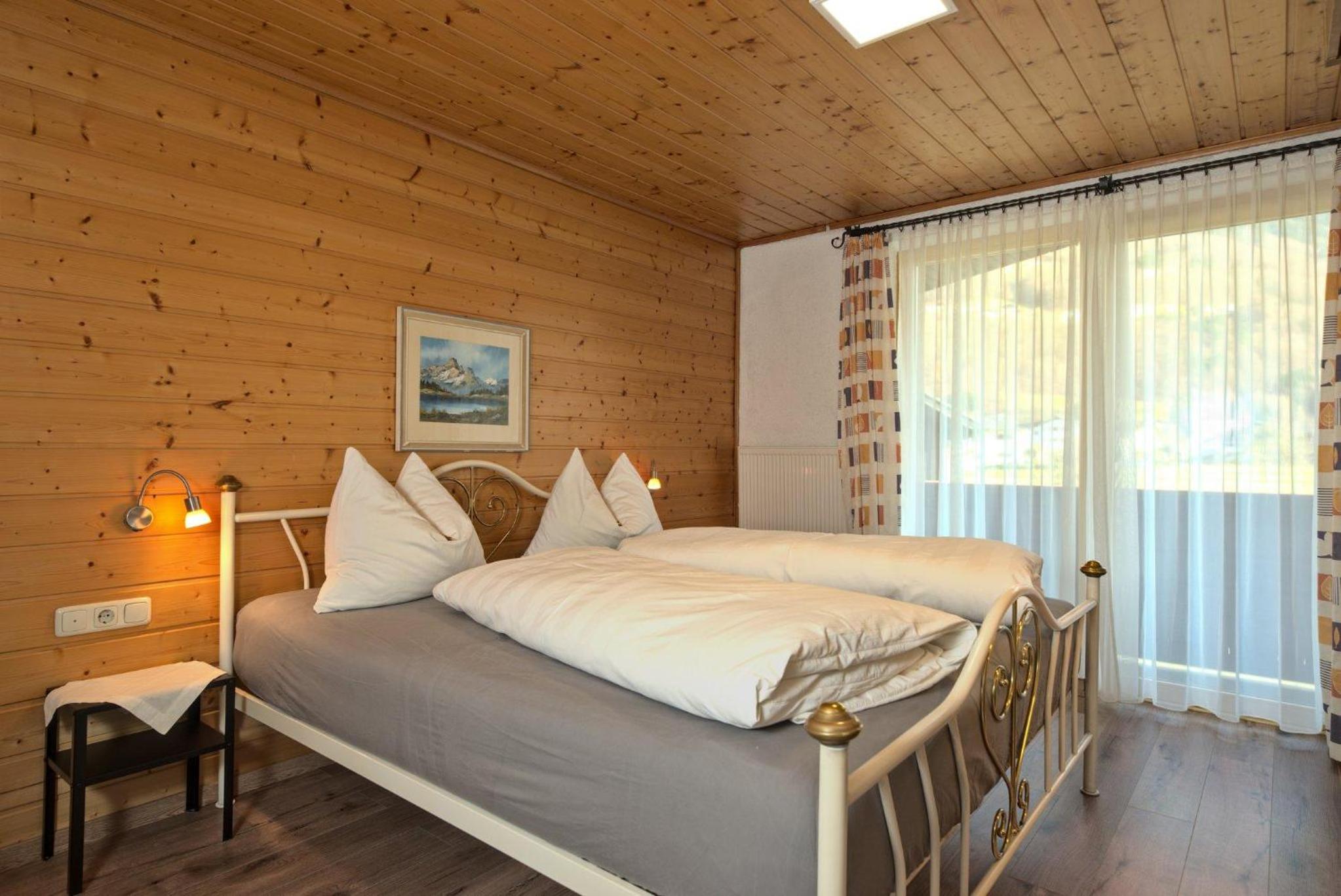 Three-Bedroom Apartment with Shower photo 1