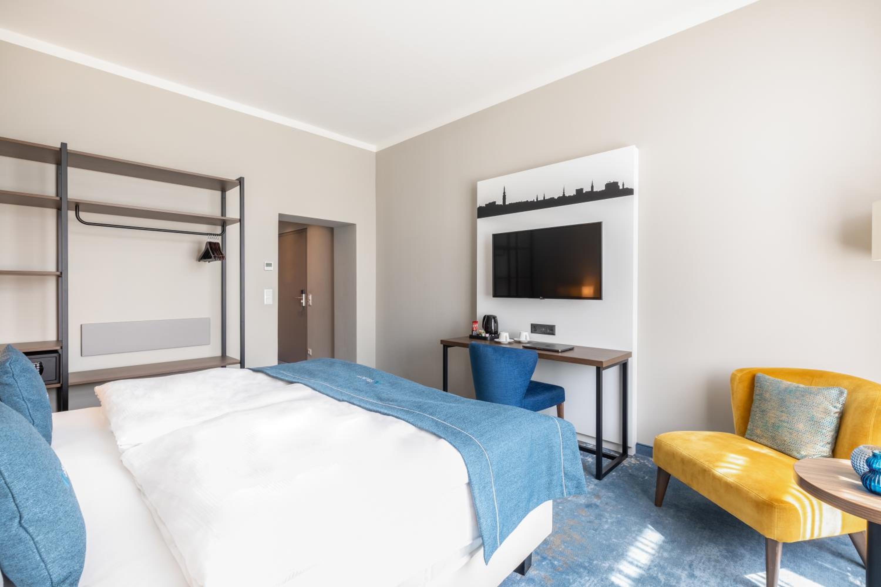 Superior Double Room thumbnail 5