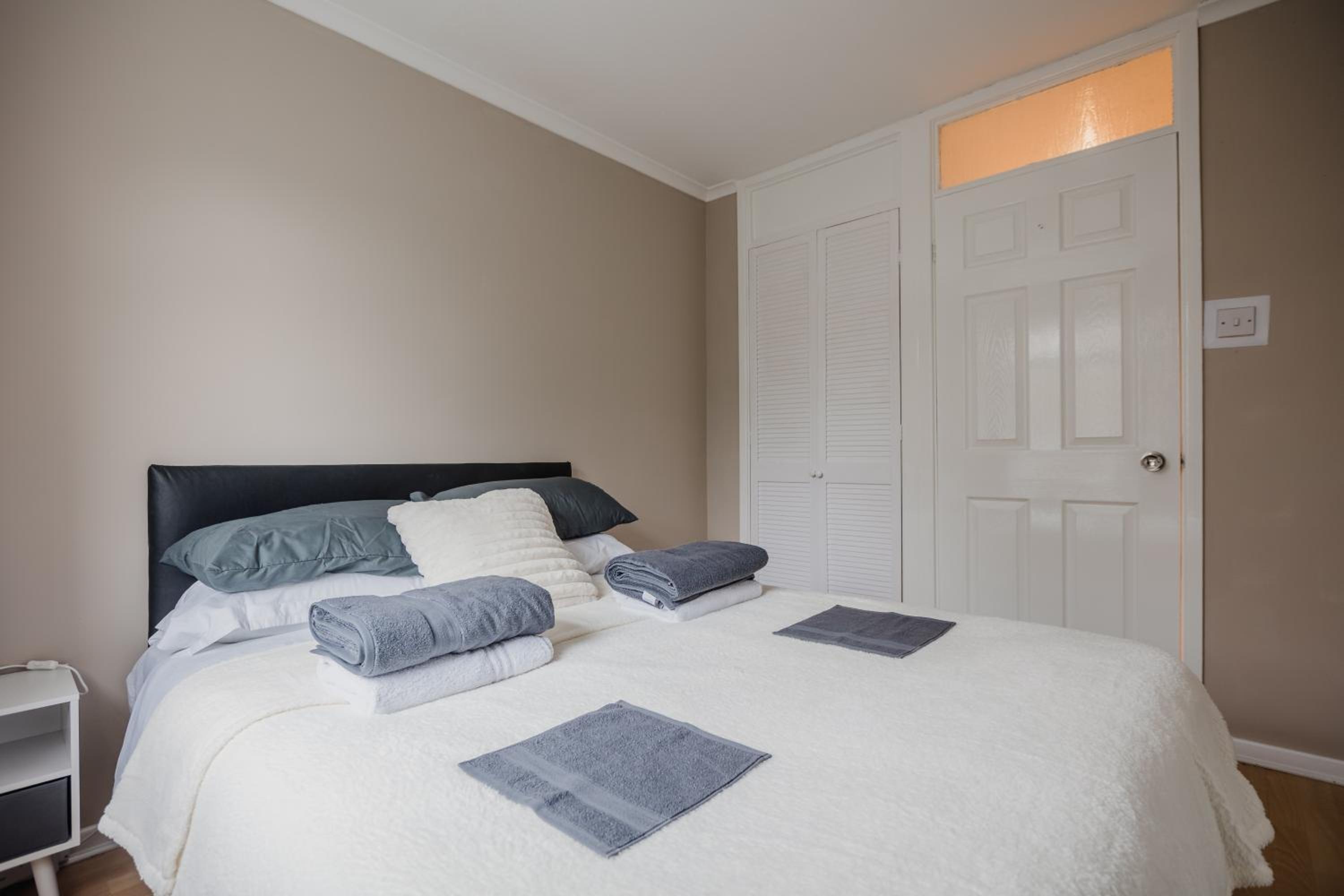 One-Bedroom Apartment photo 2