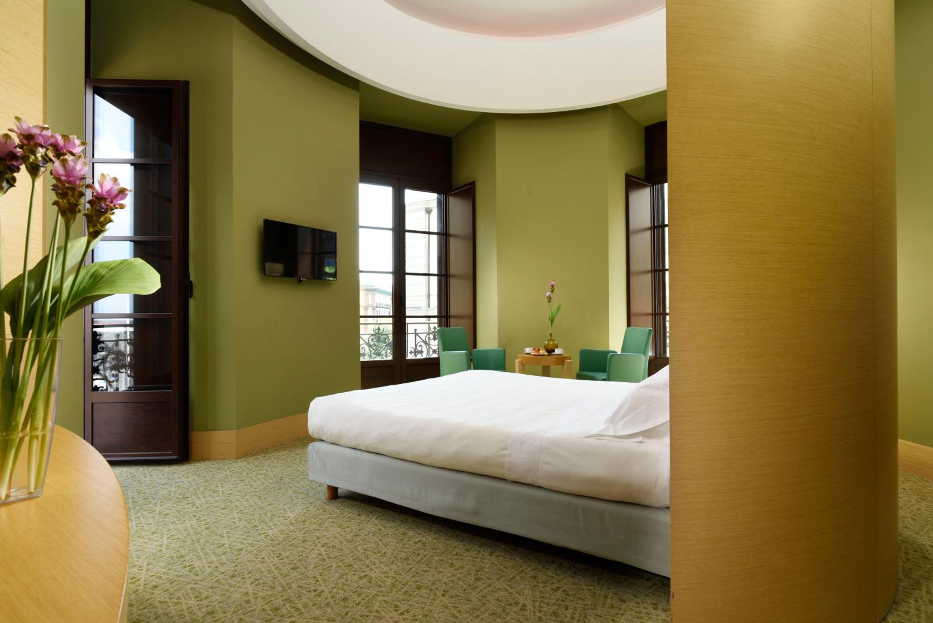 Suite - Photo 1
