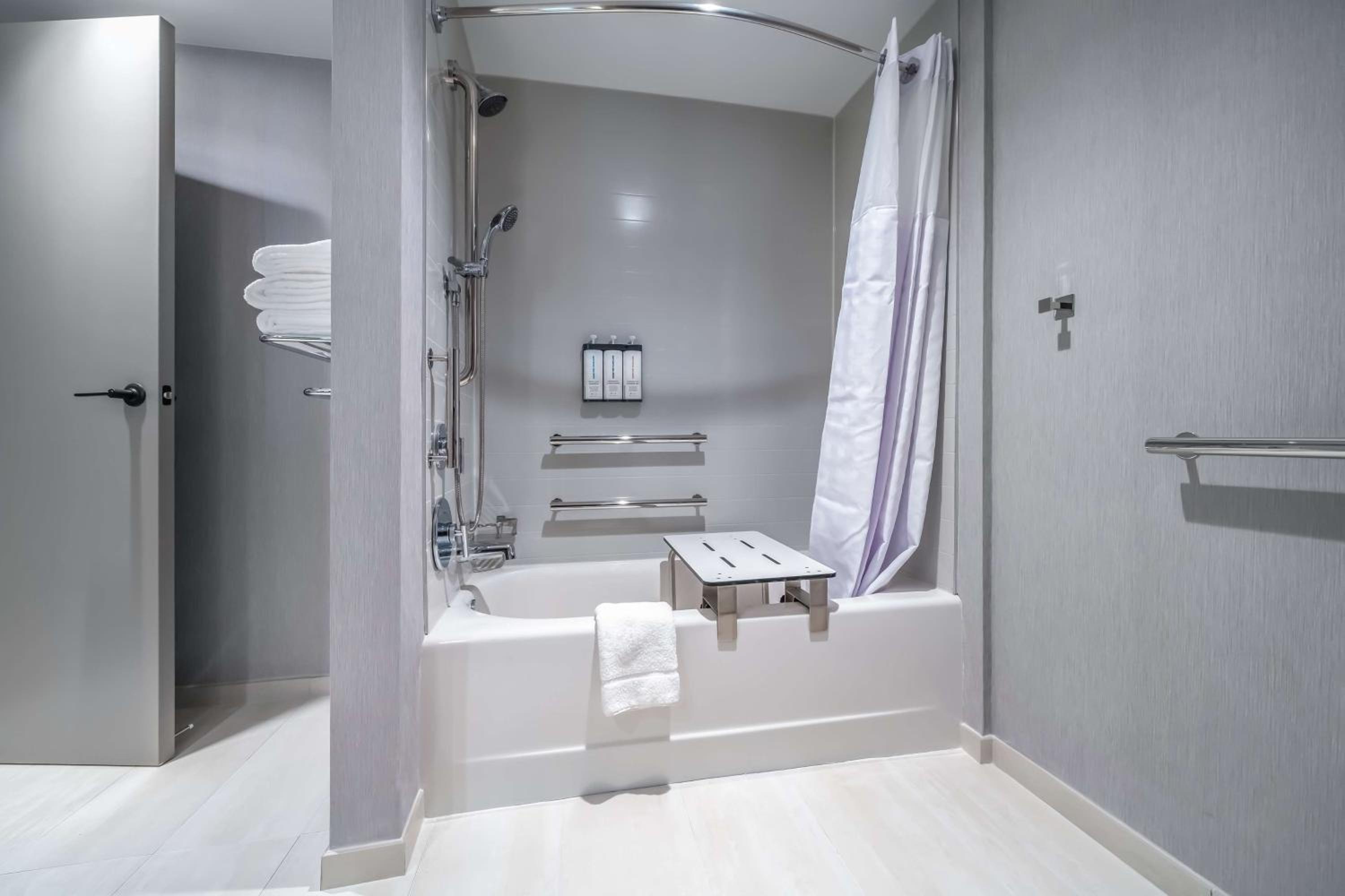 Queen Room with Two Queen Beds with Sofa Bed and Tub - Disability Access - Photo 3