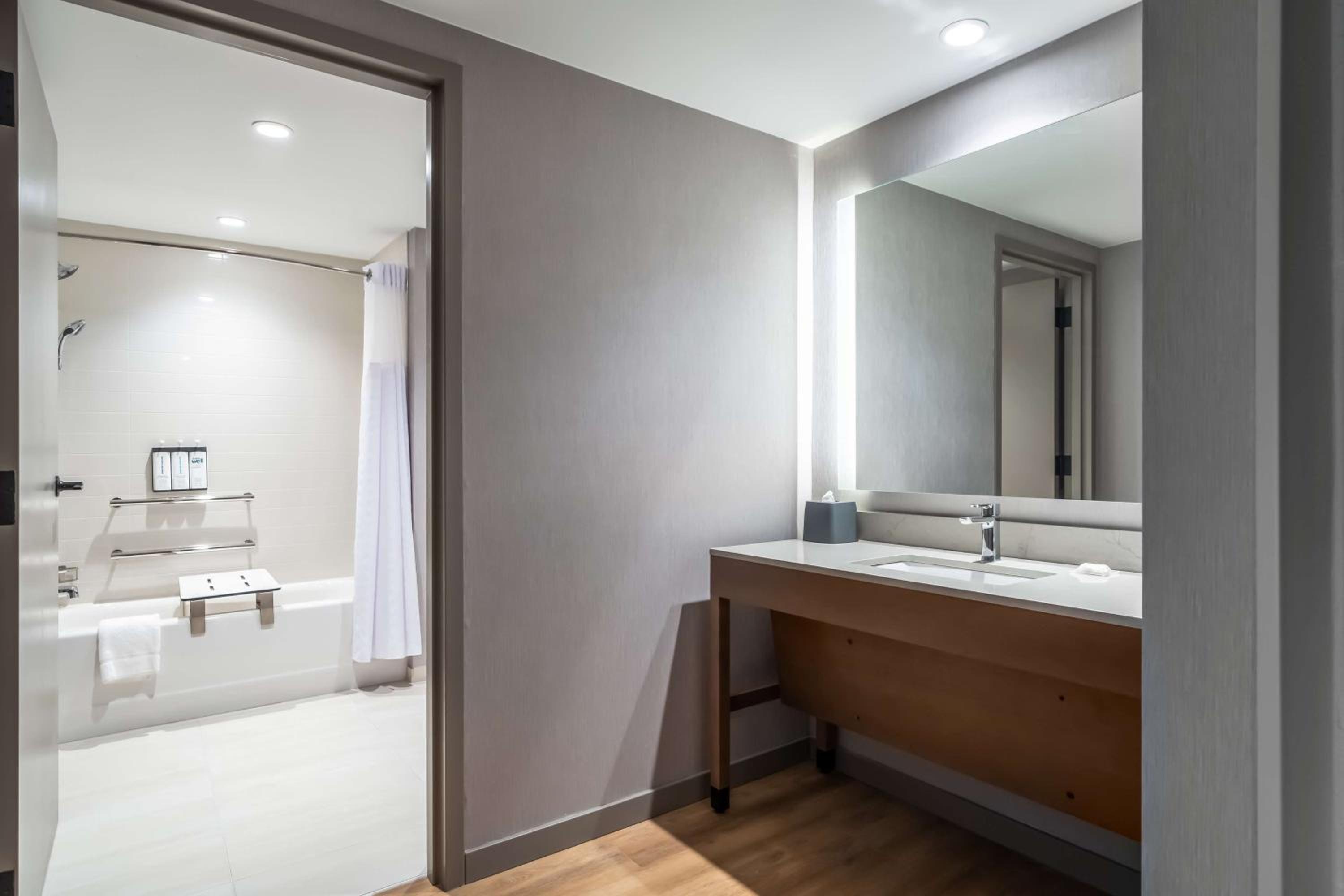 Queen Room with Two Queen Beds with Sofa Bed and Tub - Disability Access - Photo 4