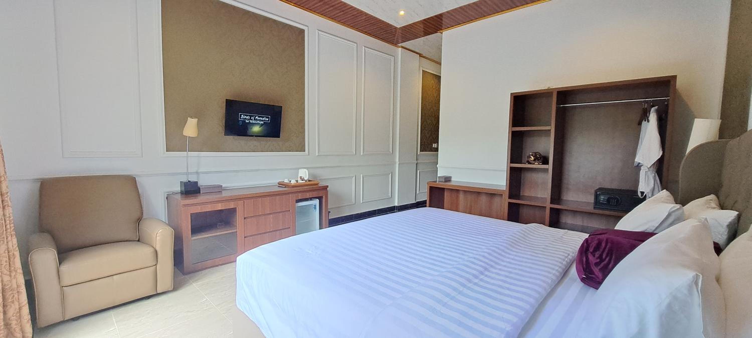 Superior King Room - Photo 7