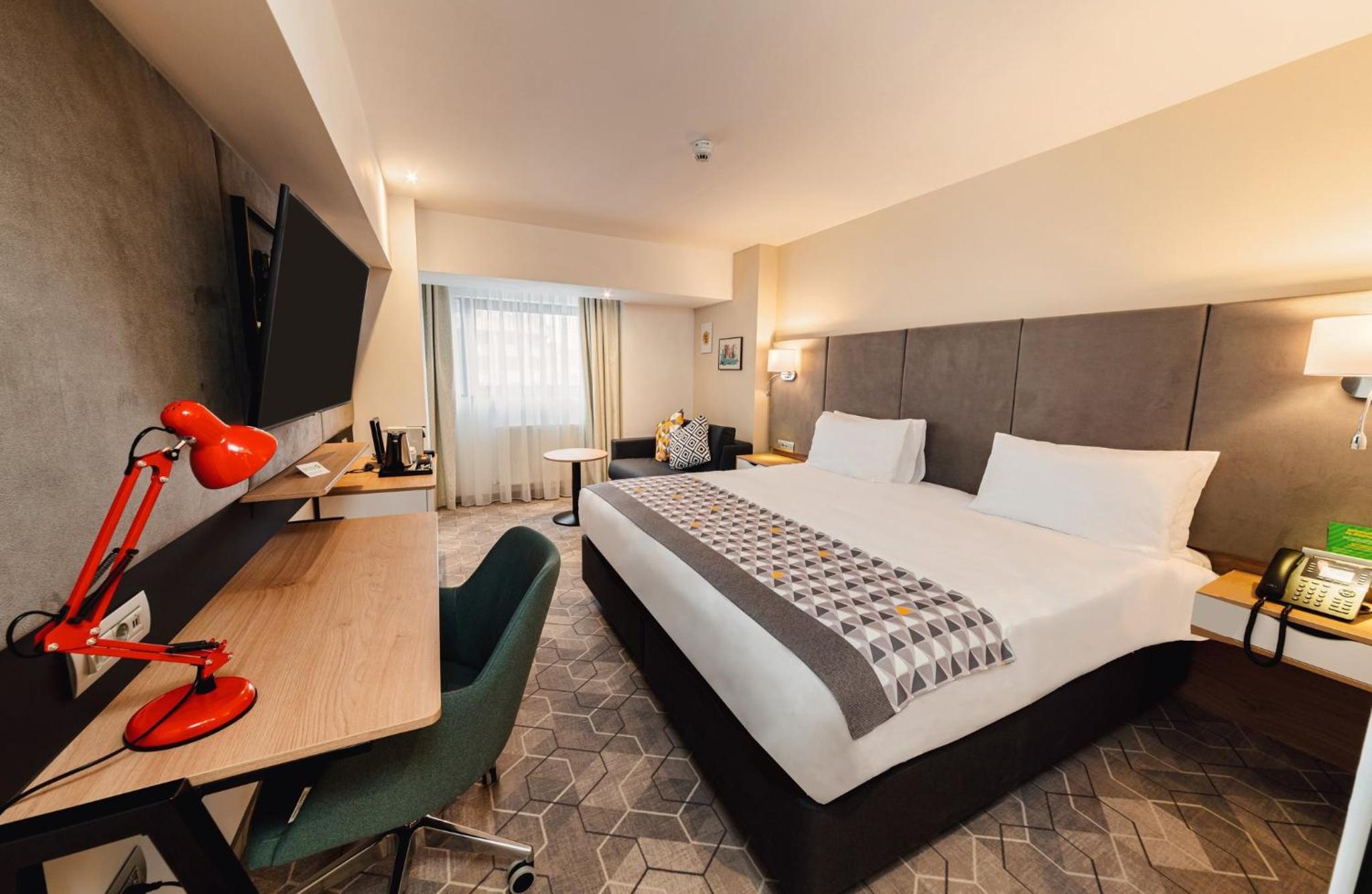 Premium King Room with Single Sofa Bed and City View - Photo 5