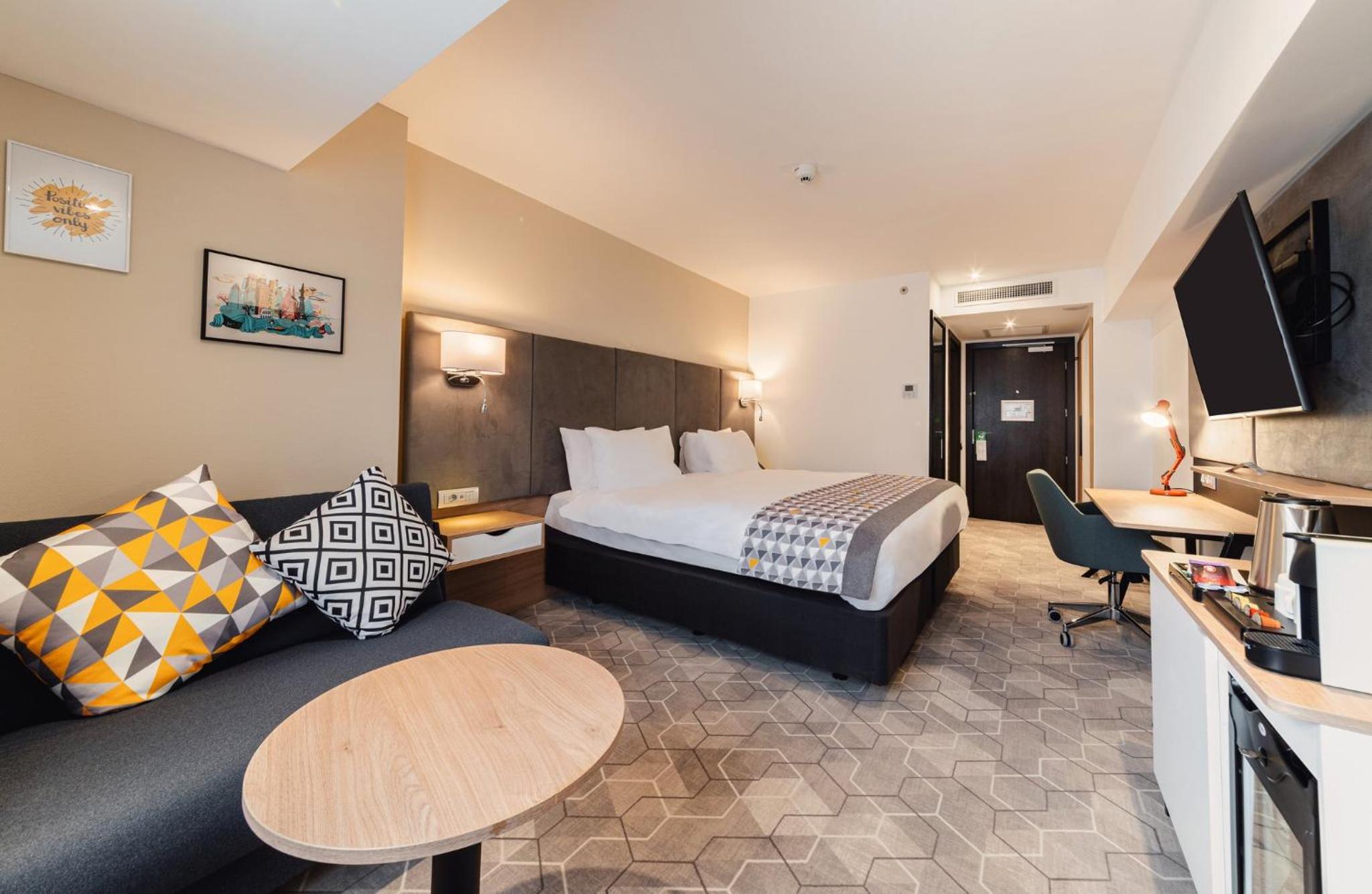 Premium King Room with Single Sofa Bed and City View - Photo 4