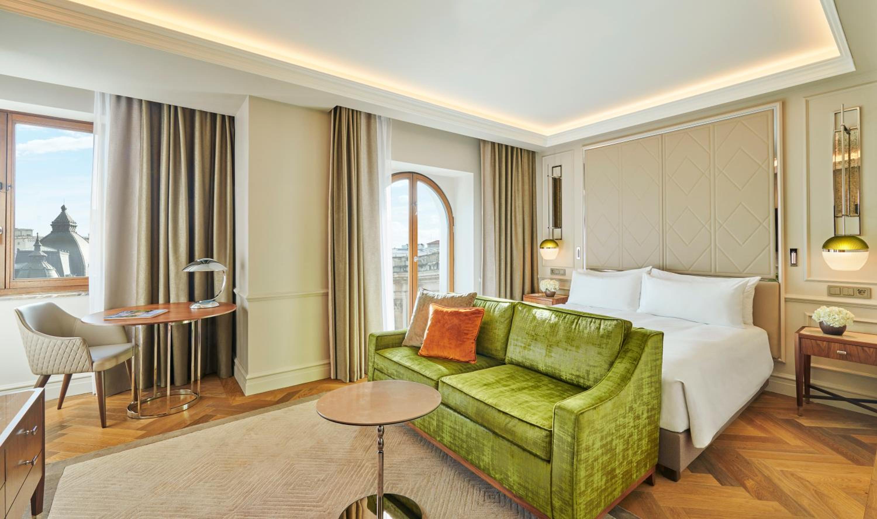 Classic King Room with Balcony - Photo 1