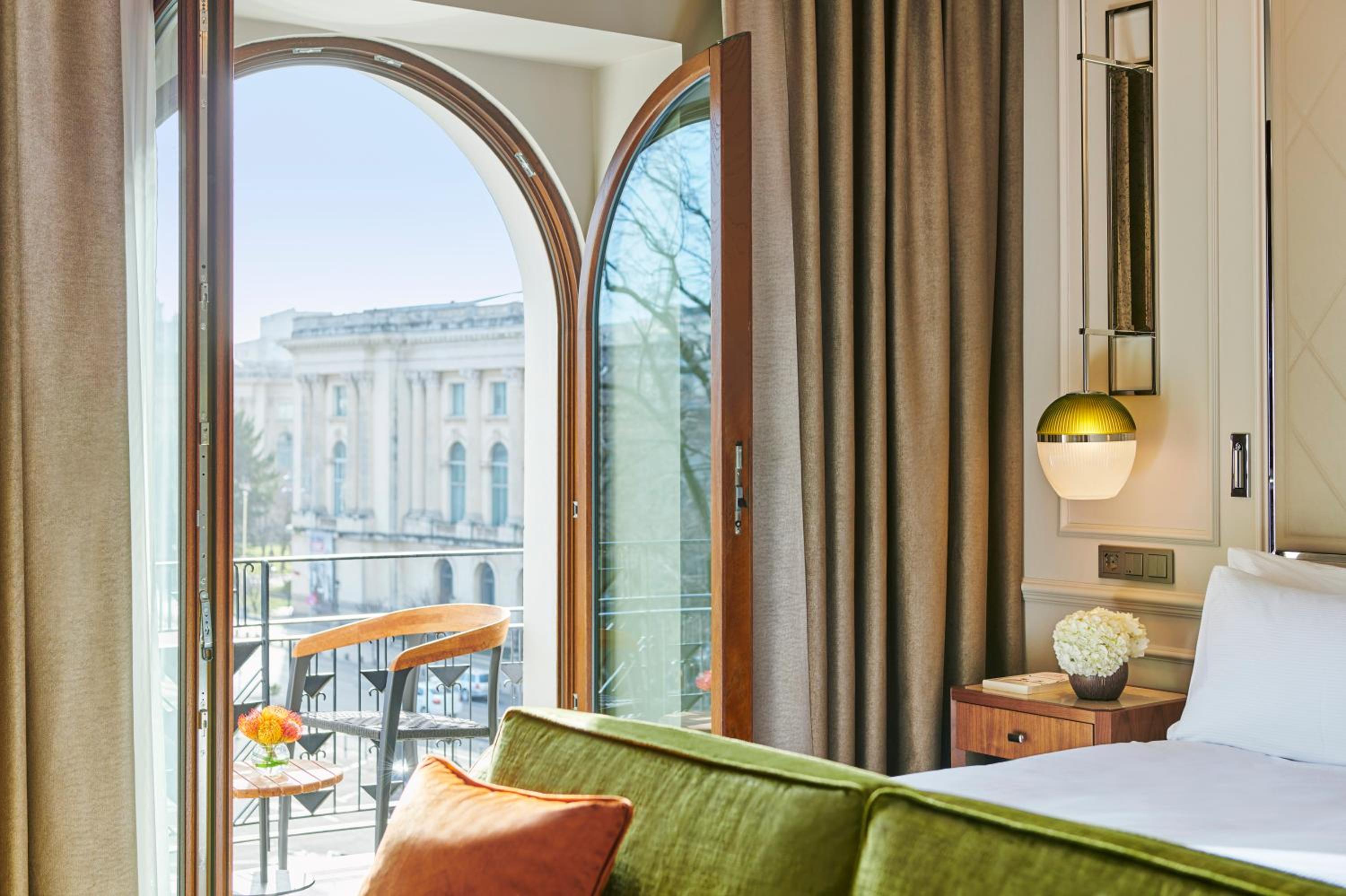 Classic King Room with Balcony - Photo 2